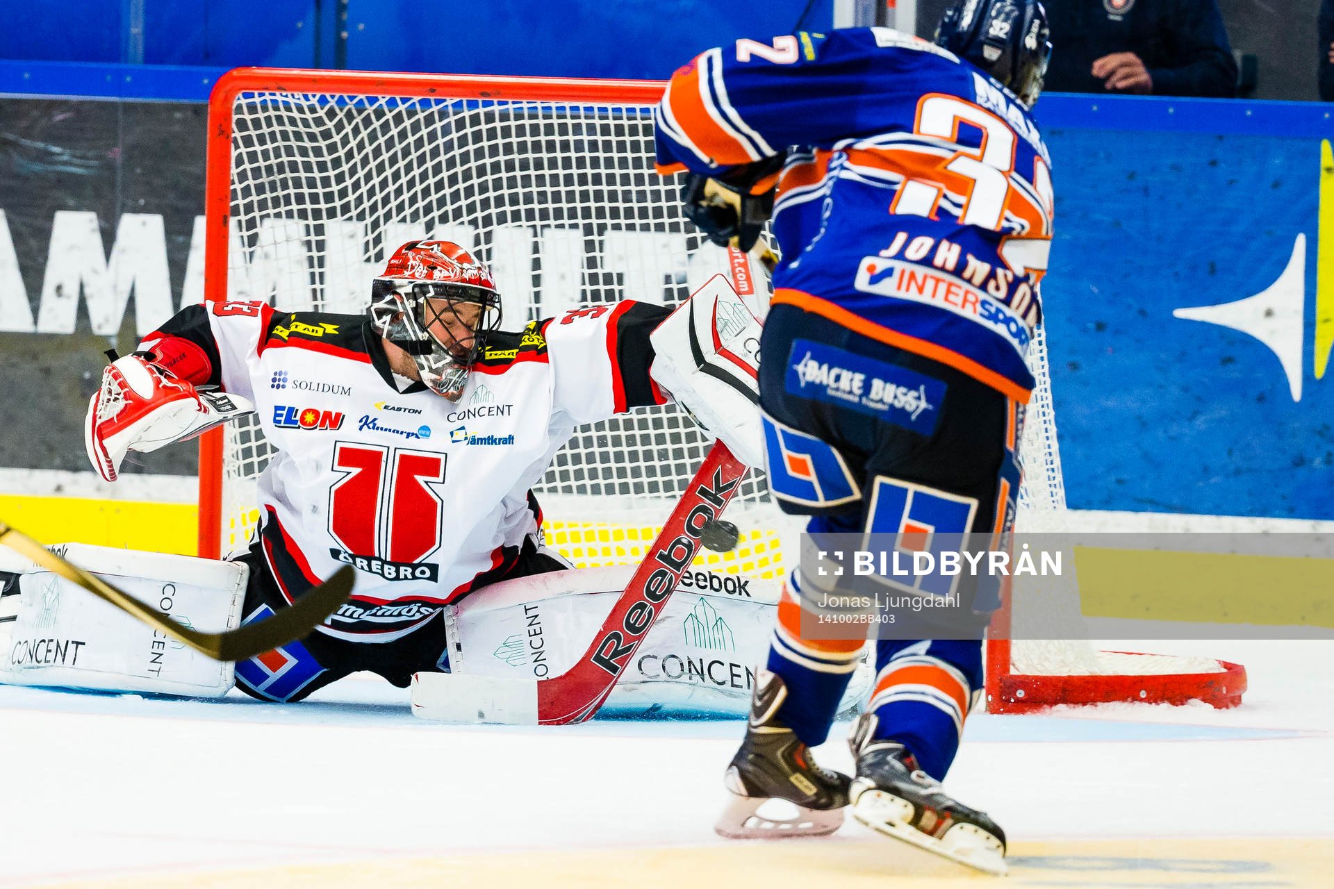 Örebros målvakt Julius Hudacek räddar ett skott från