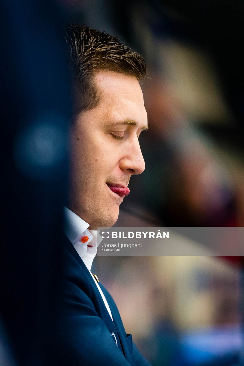 Växjös tränare Sam Hallam sträcker ut tungan