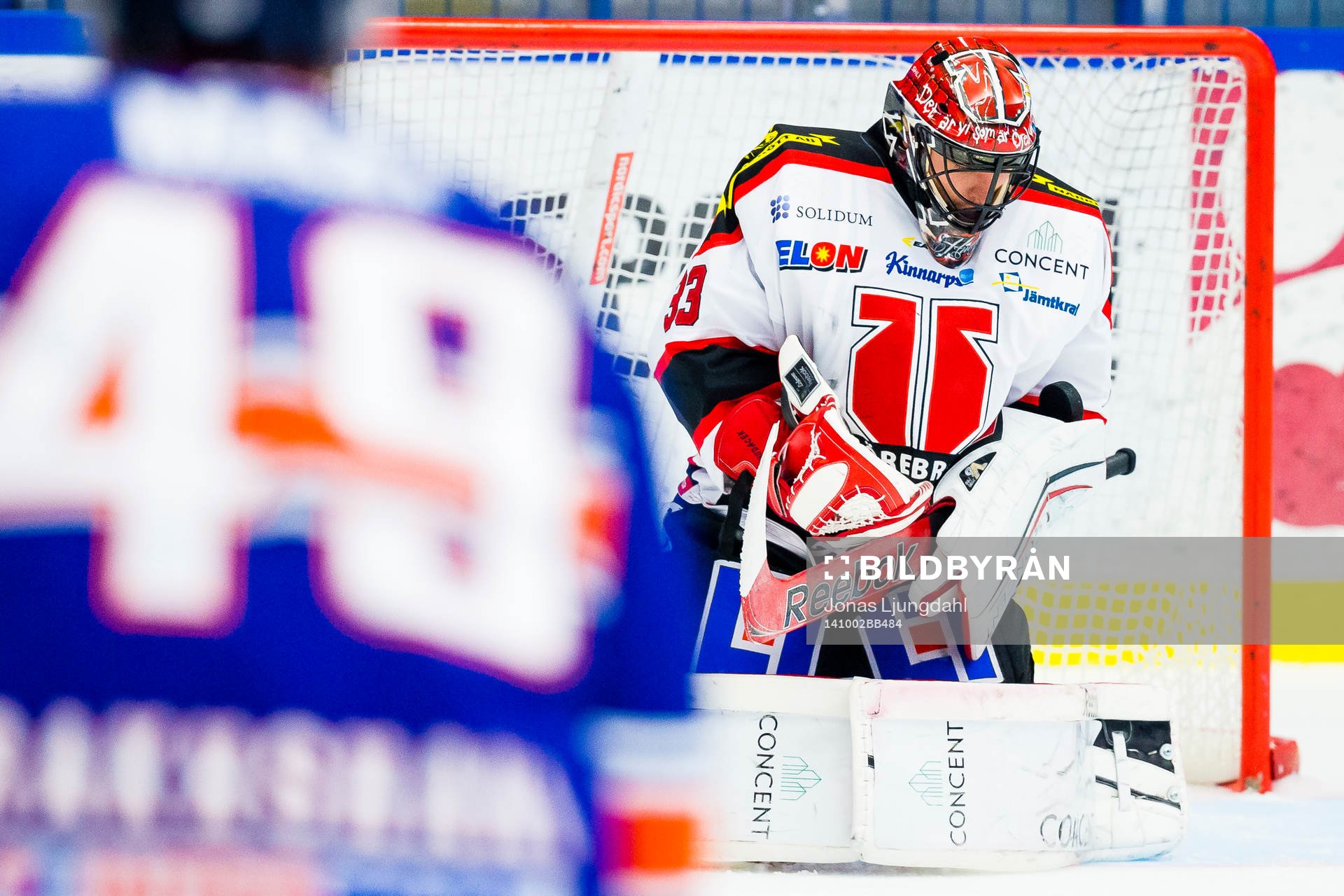 Örebros målvakt Julius Hudacek räddar en puck