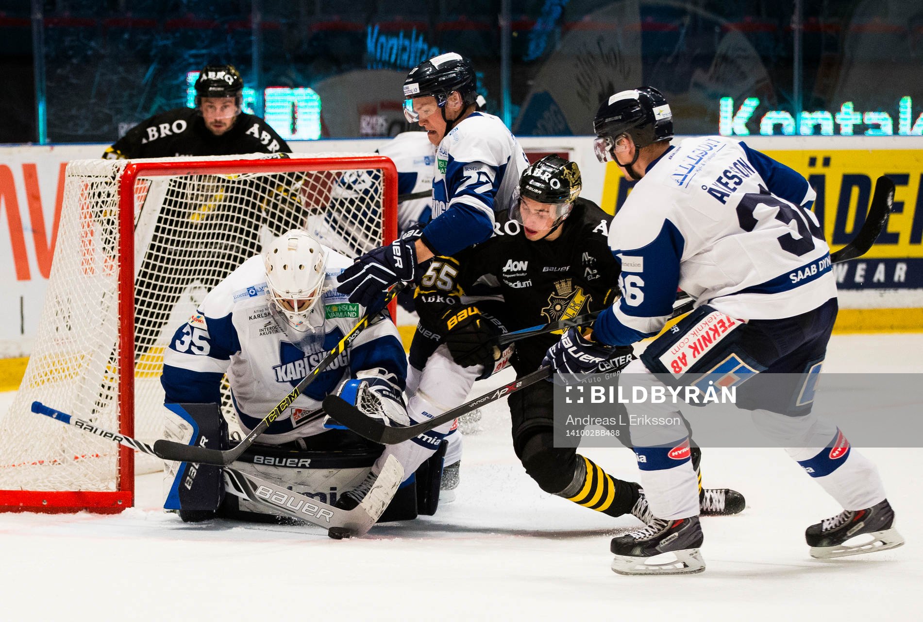 s Victor Ekarv trycker sig fram mellan Karlskogas Fredrik
