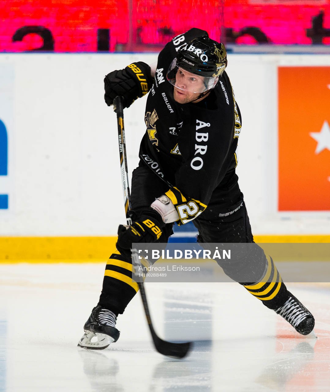 s Jordan Hendry med ett skott