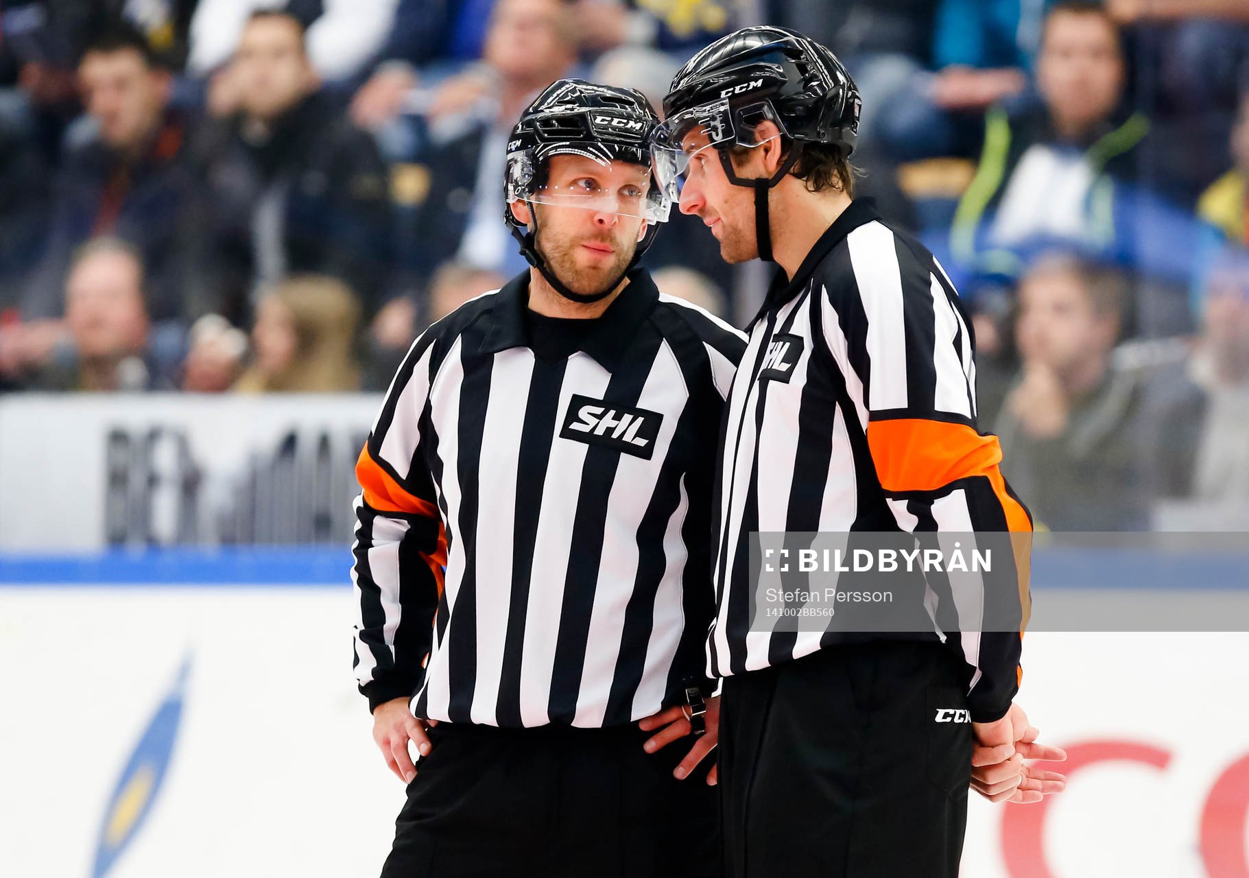 Domarna Marcus Linde och Mikael Sjöqvist i samspråk