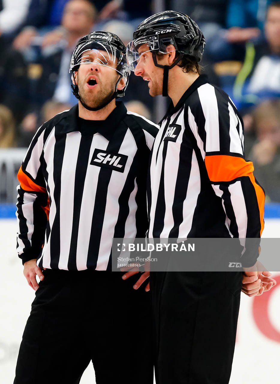 Domarna Marcus Linde och Mikael Sjöqvist i samspråk