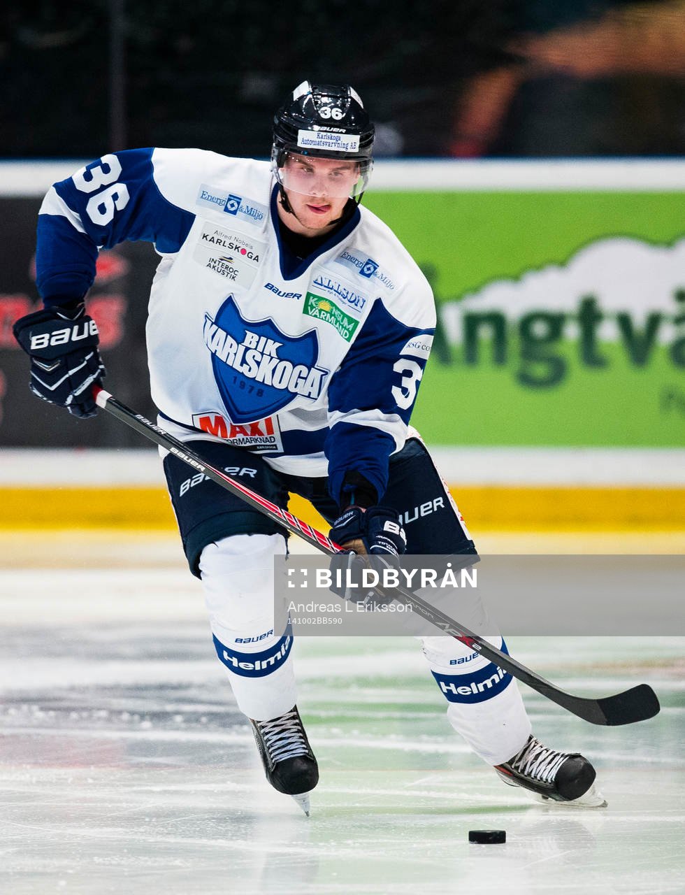 Karlskogas Adam Åkesson med pucken