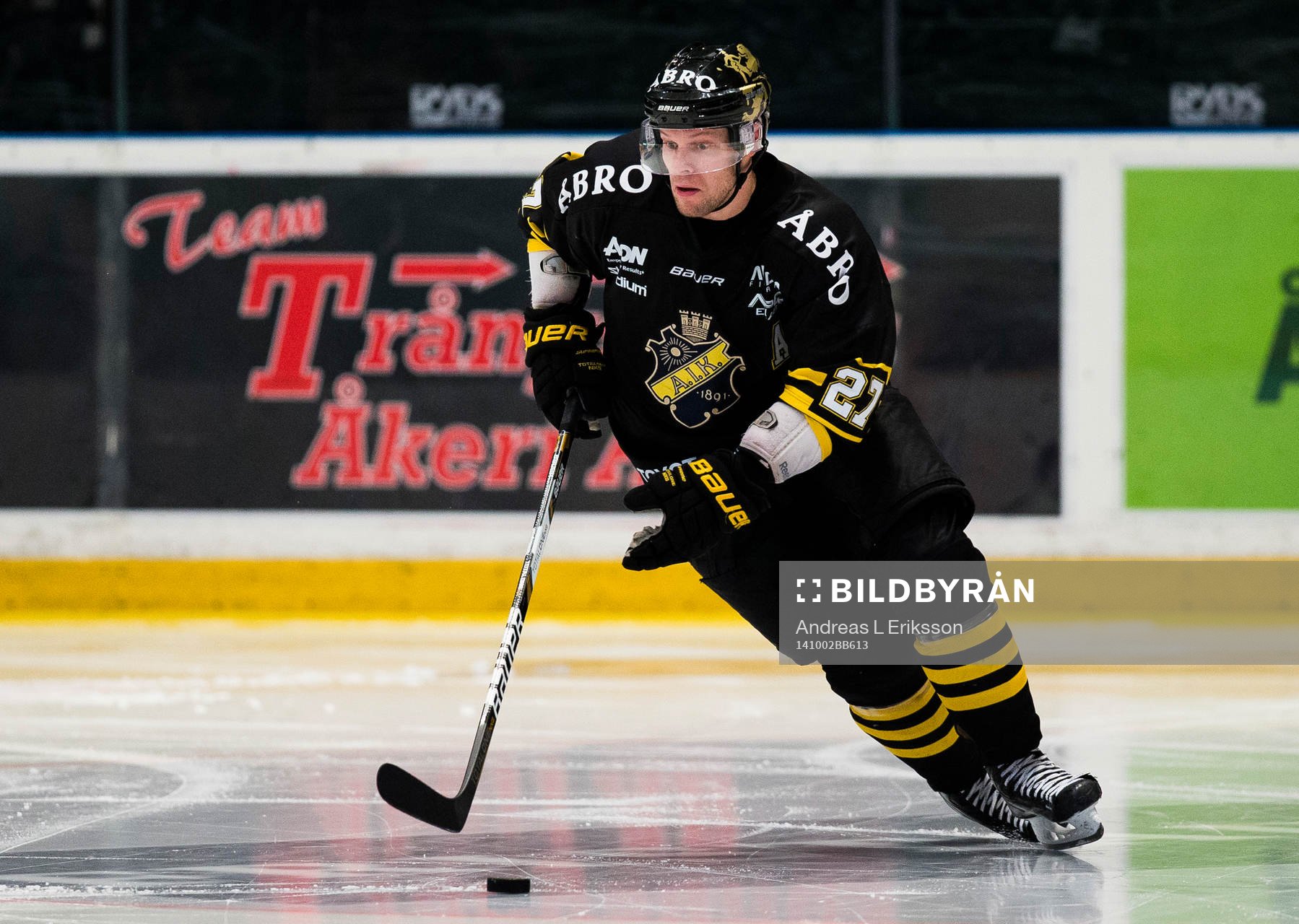 s Jordan Hendry med pucken