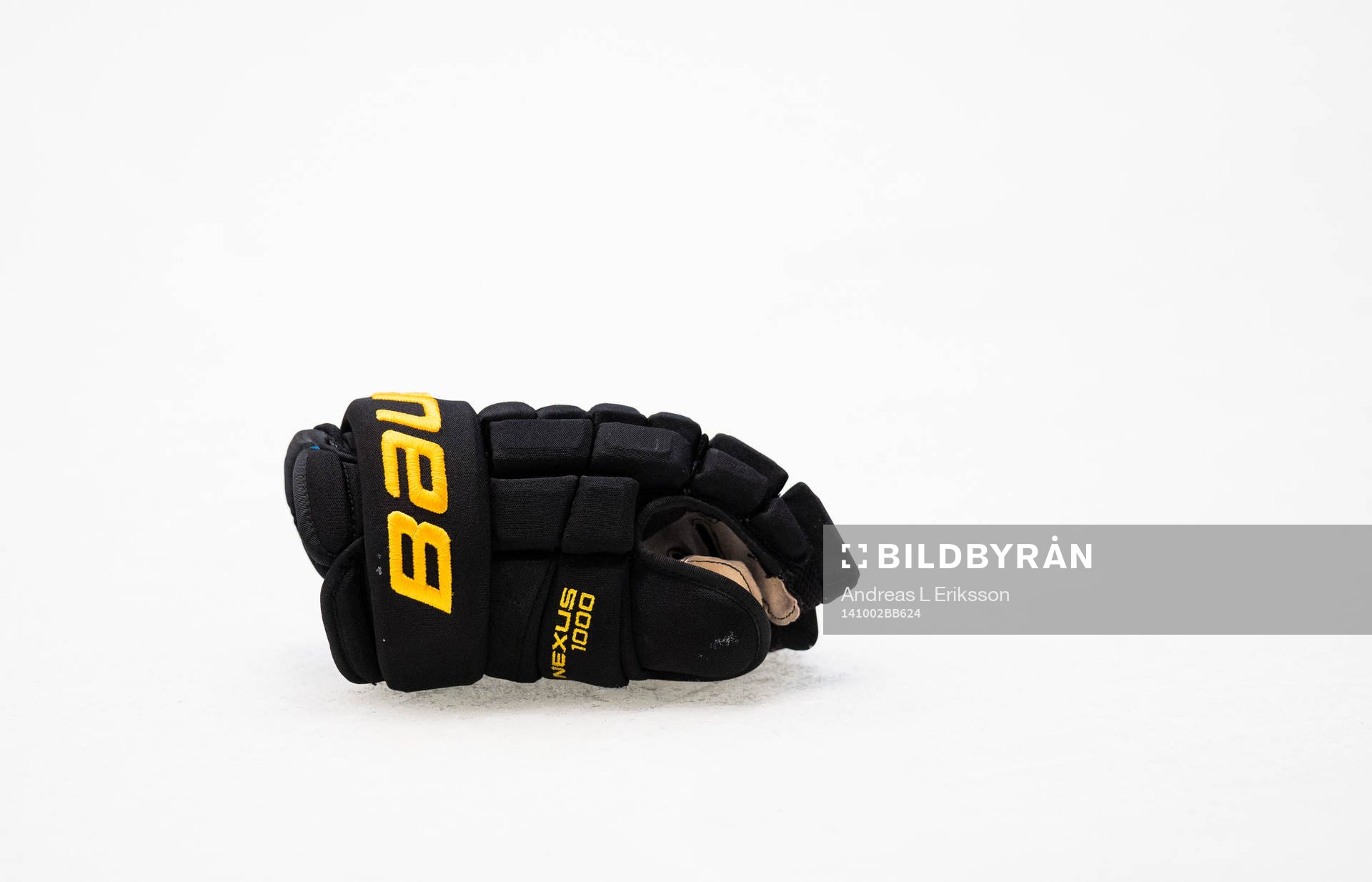 En hockeyhanske ligger på isen