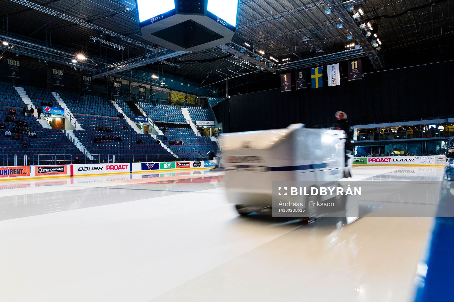 Ismaskin spolar isen innan ishockeymatchen i