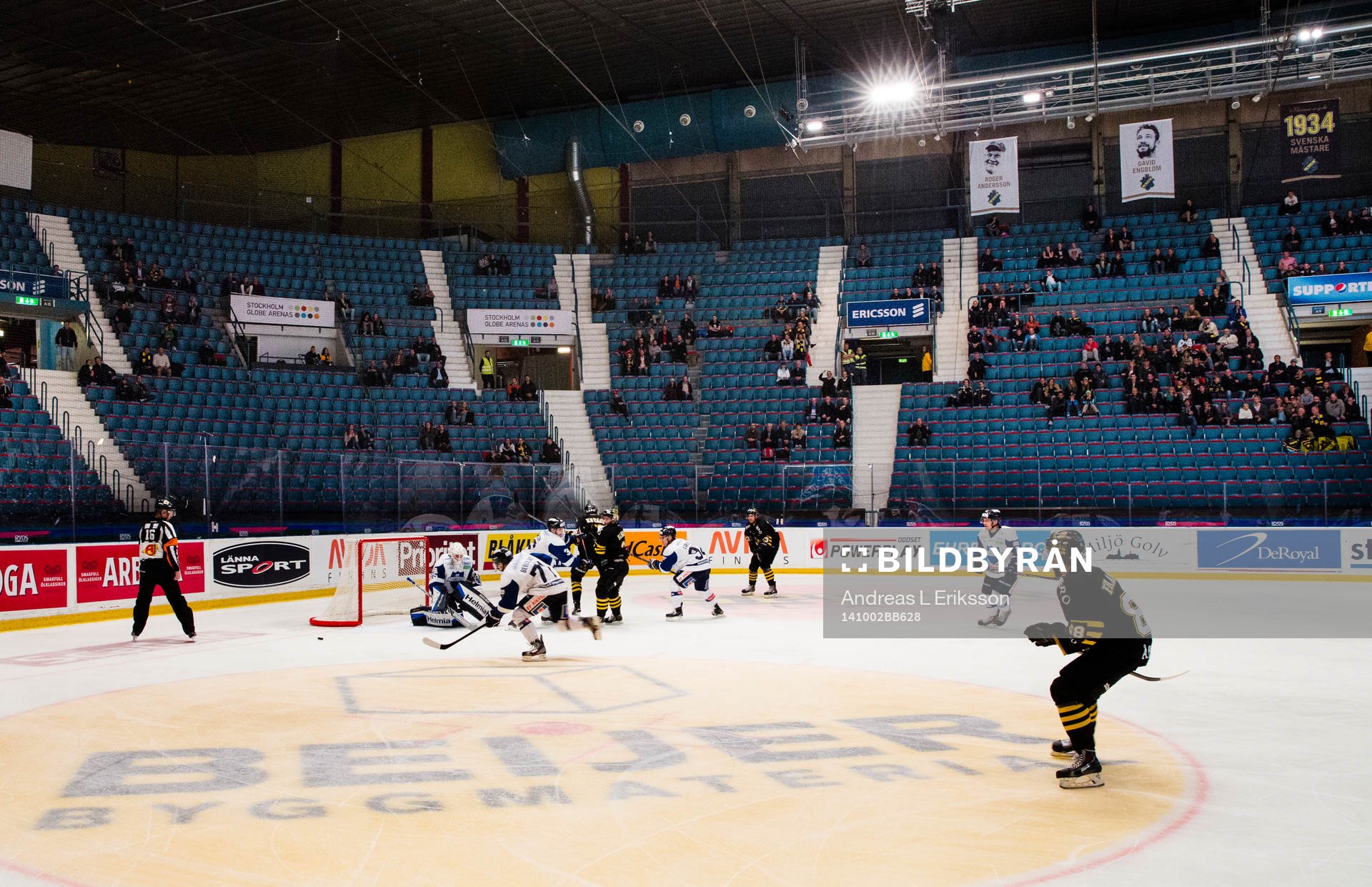 Tomma stolar på läktaren