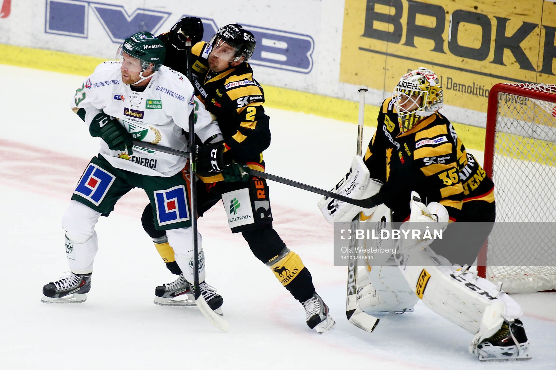 Skellefteås Erik Andersson och målvakten Markus Svensson