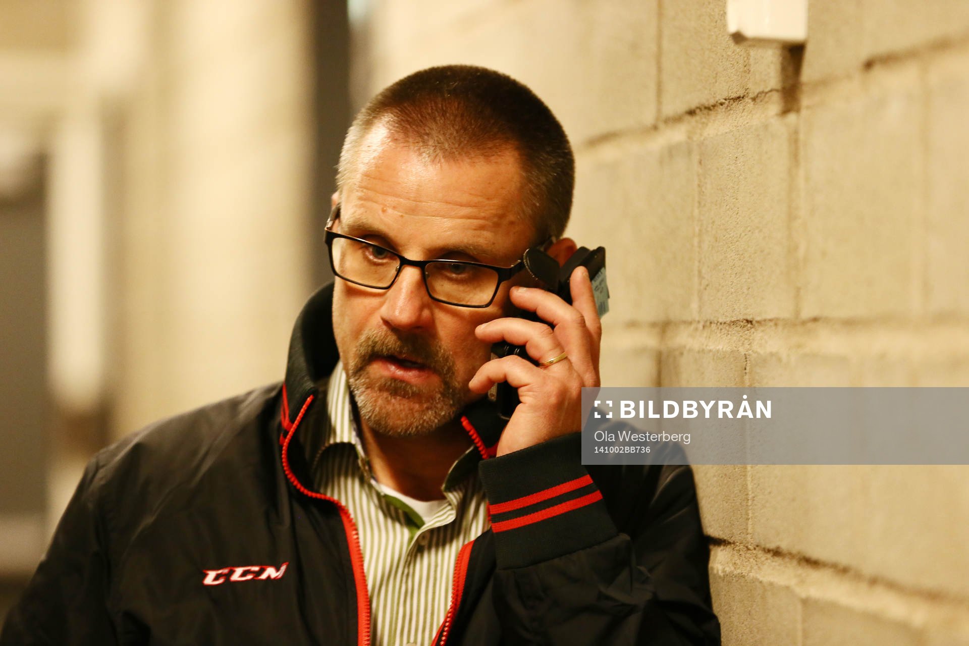 Fäjestads tränare Tommy Samuelsson i telefon