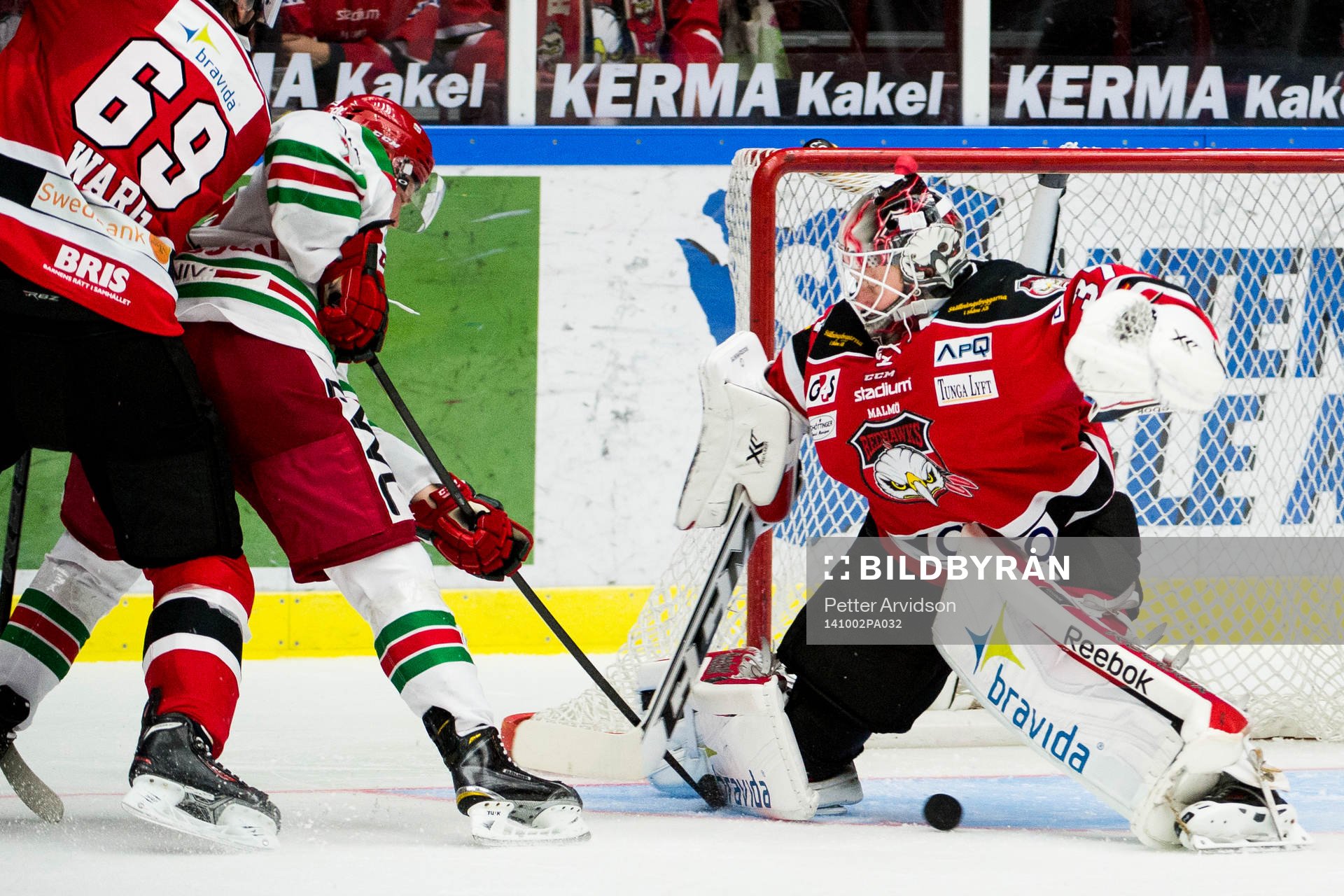 Moras Johan Johnsson oroar framför Malmö Redhawks
