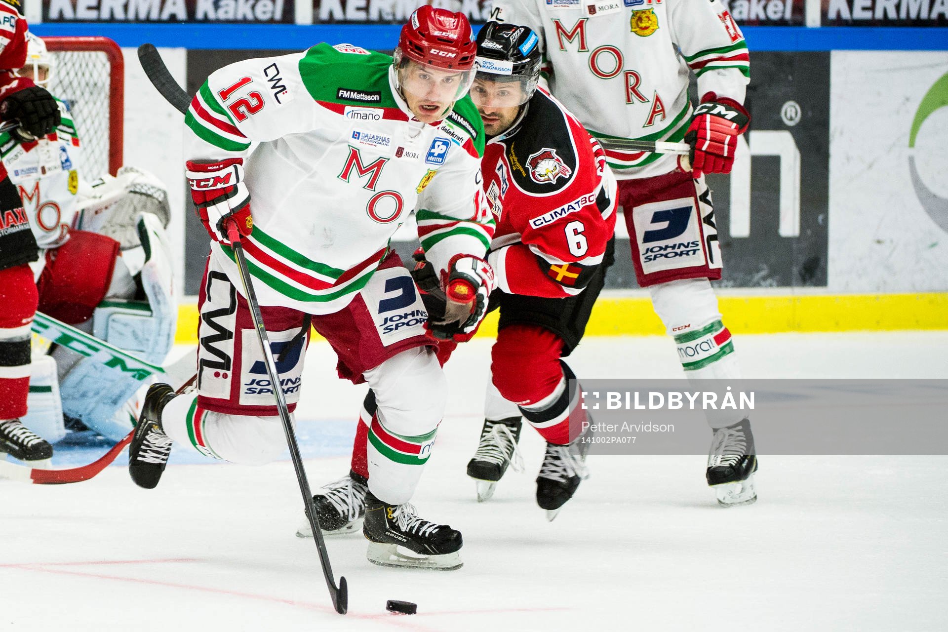Moras Brett Sonne jagas av Malmö Redhawks Colin Stuart