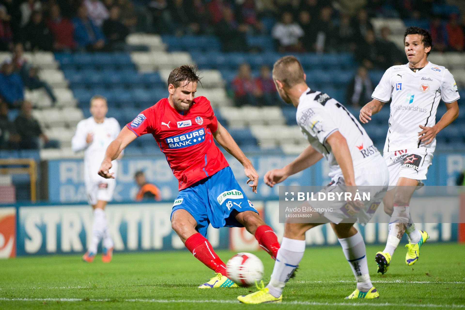 Helsingborgs Mikael Dahlberg skjuter in 2-0 målet