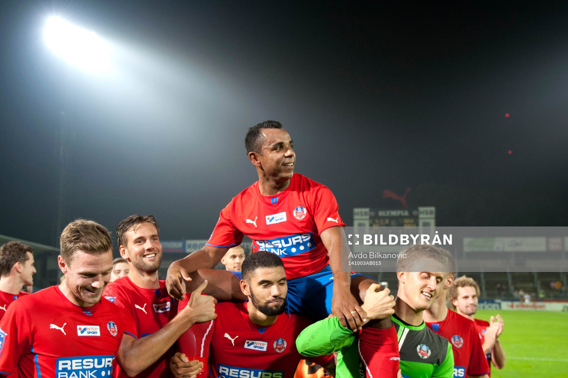 Helsingborgs Álvaro Santos avtackning, på axlar av sina