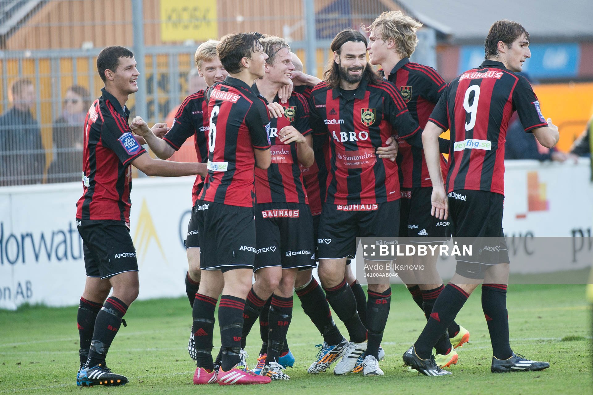 Brommapojkarna Tim Björkström grattas av medspelare