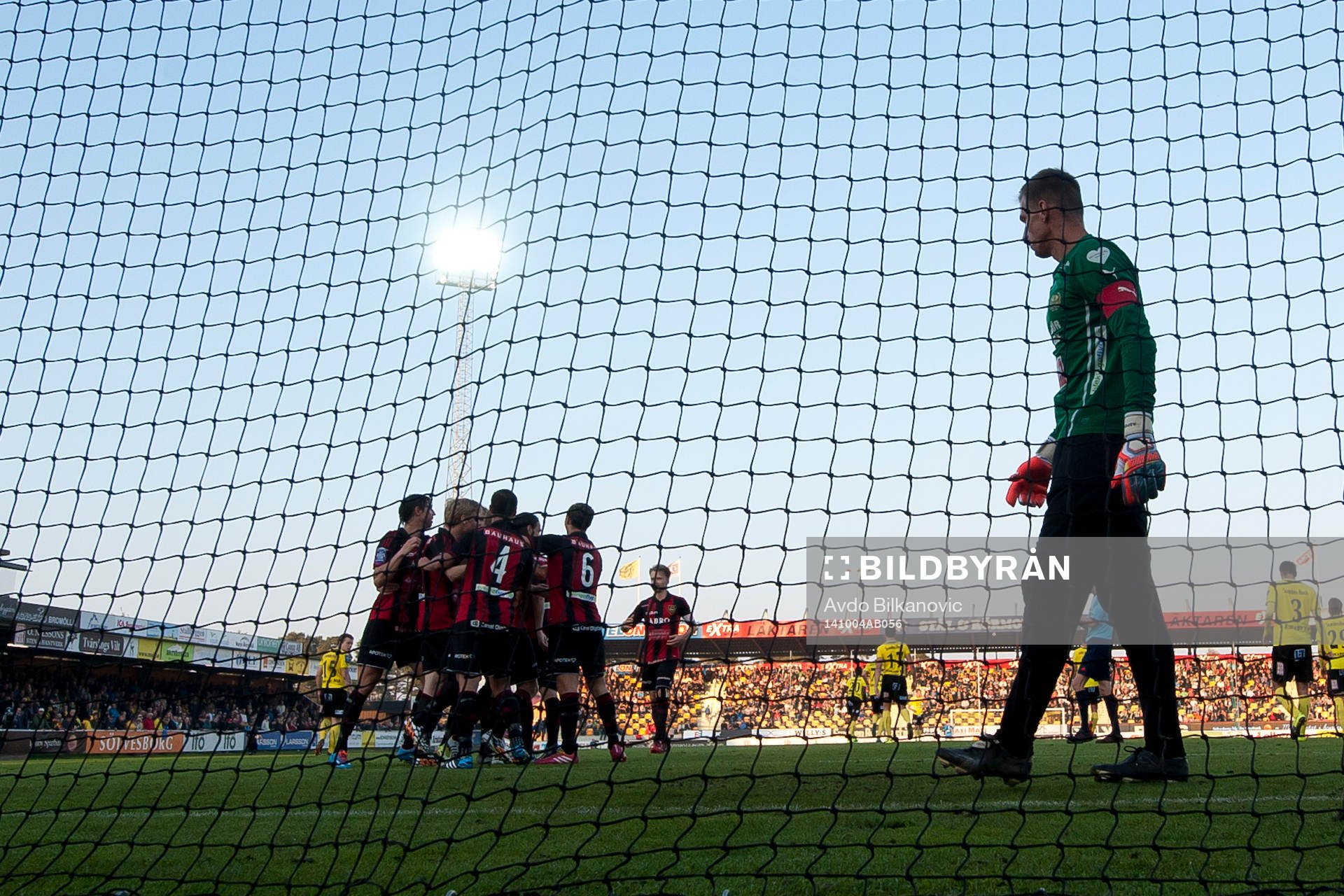 Mjällbys målvakt Mattias Asper deppar och  Brommapojkarna