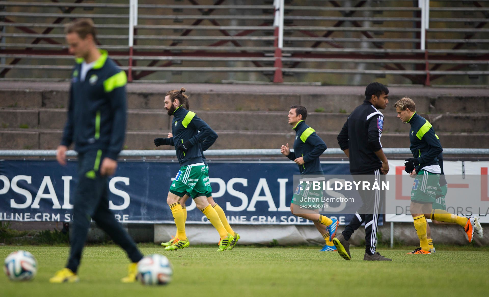 Ljungskiles Marcus Gustafsson under uppvärmningen mellan Degerfors och Ljungskile i Superettan den 4 oktober 2014 i Degerfors.