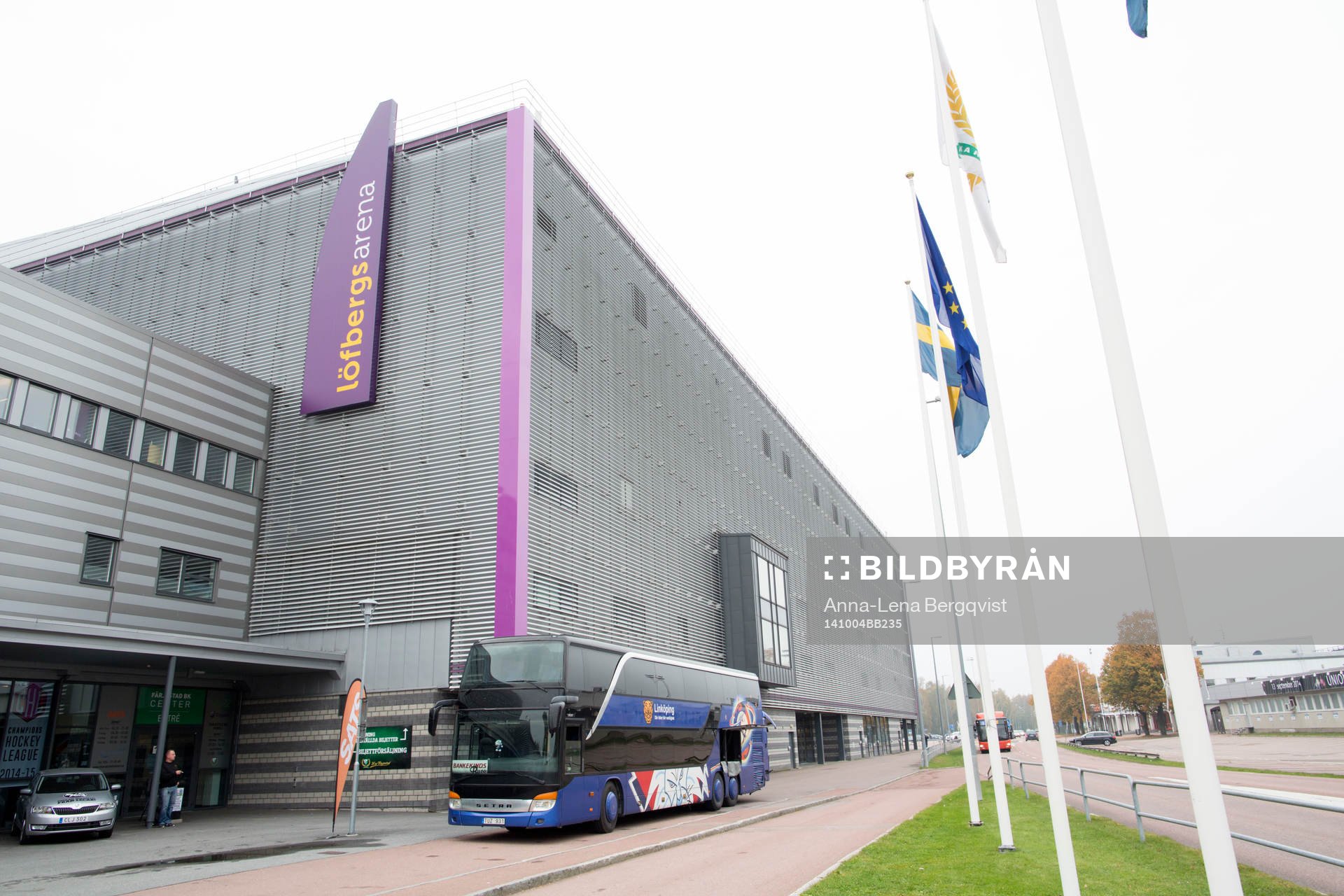 Linköpings spelarbuss står utanför Löfbergs Arena