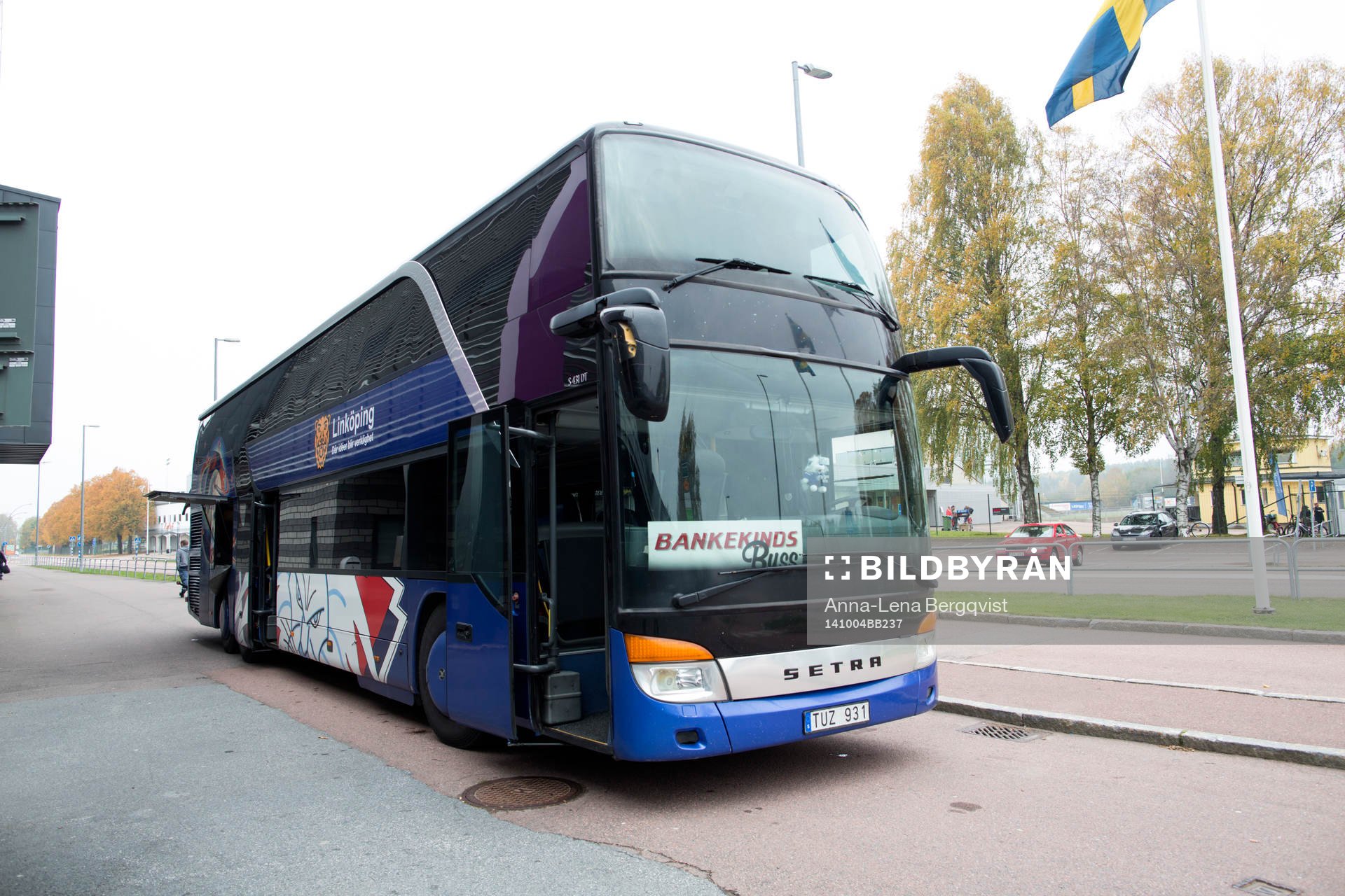 Linköpings spelarbuss står utanför Löfbergs Arena