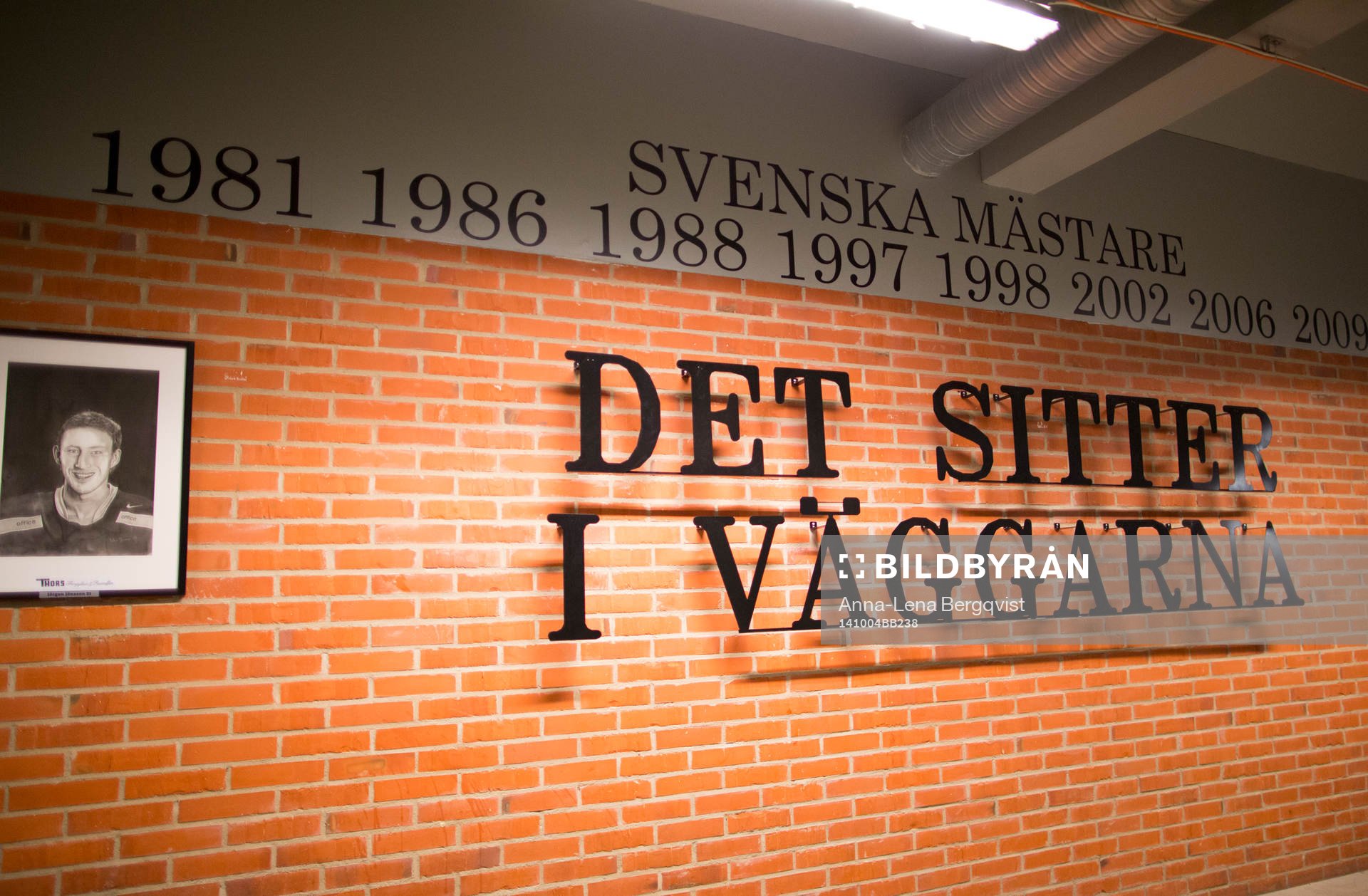 Interiör bild av korridor med texten Det sitter i