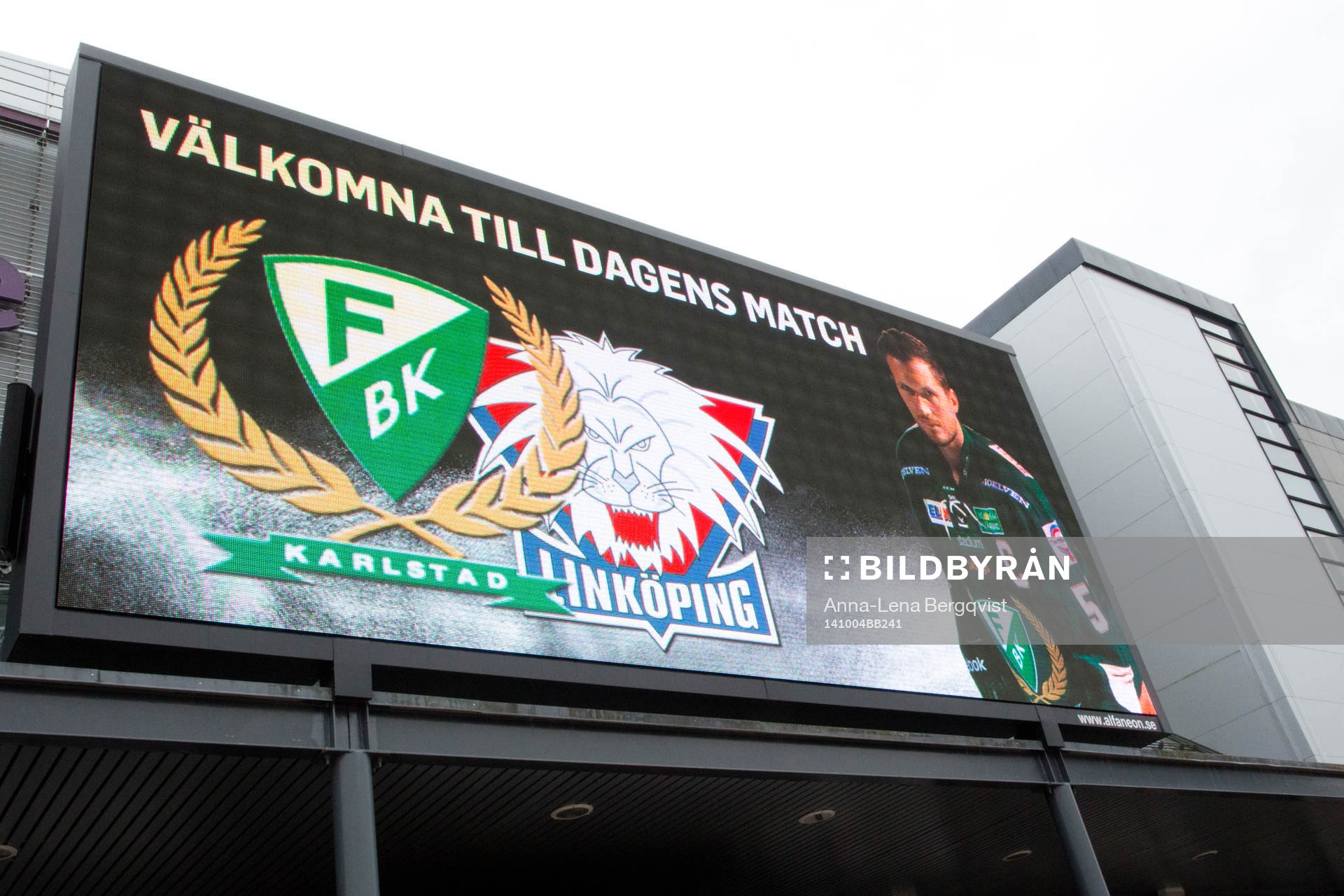 Exteriörbild av Löfbergs Arena innan ishockeymatchen i