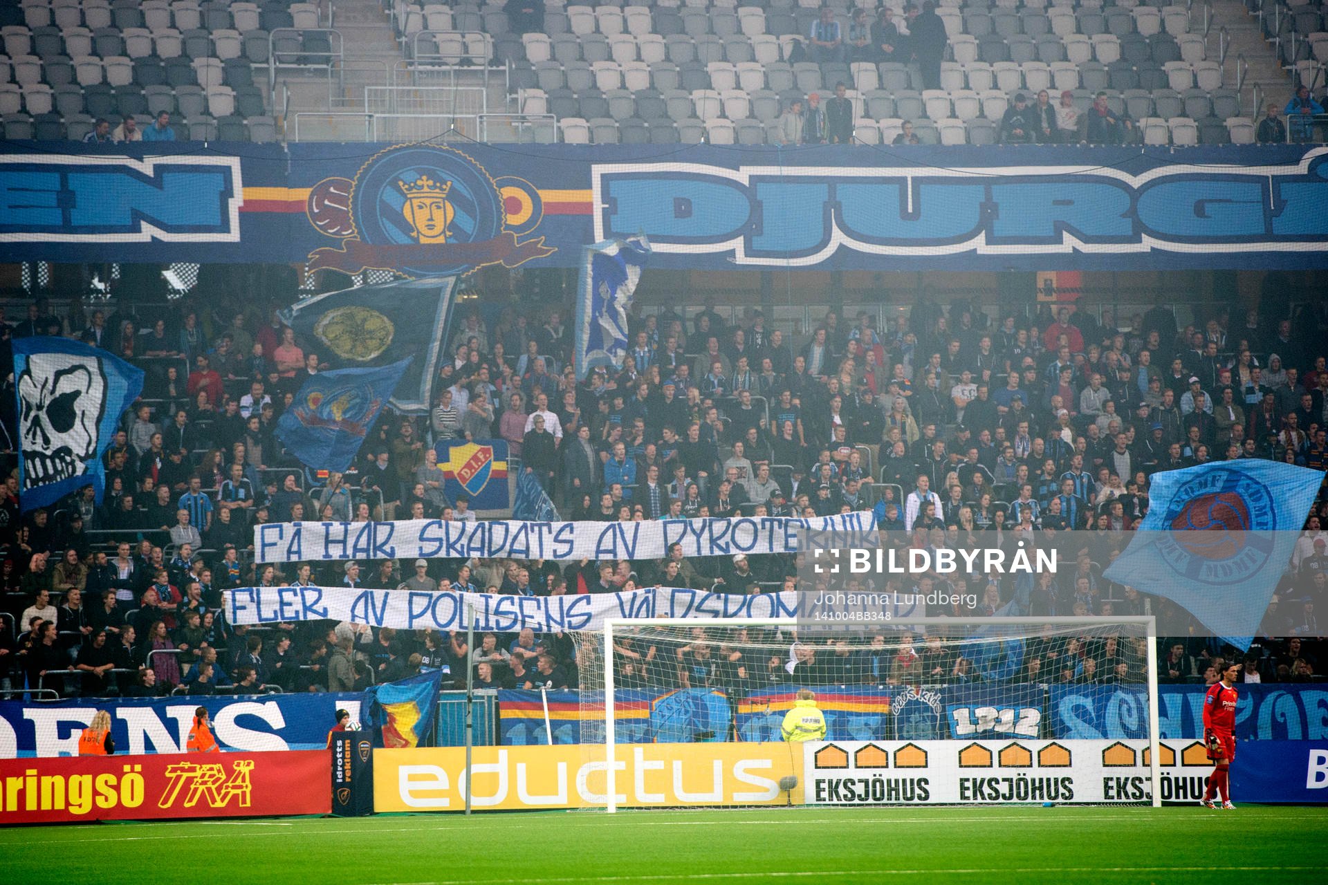 Djurgårdens supportrar håller upp en banderoll med texten