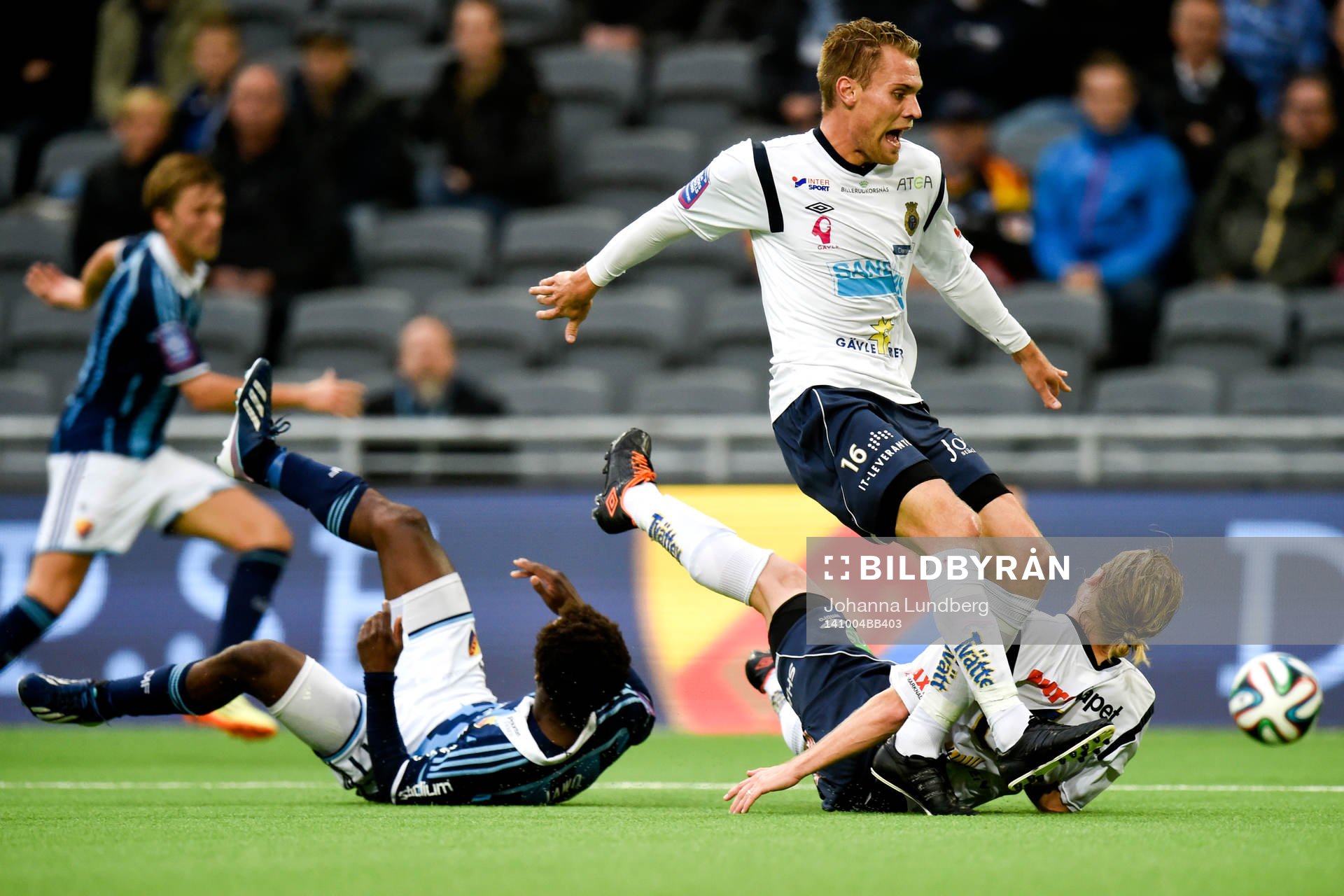 Gefles David Fällman hoppar över Djurgårdens Amadou Jawo