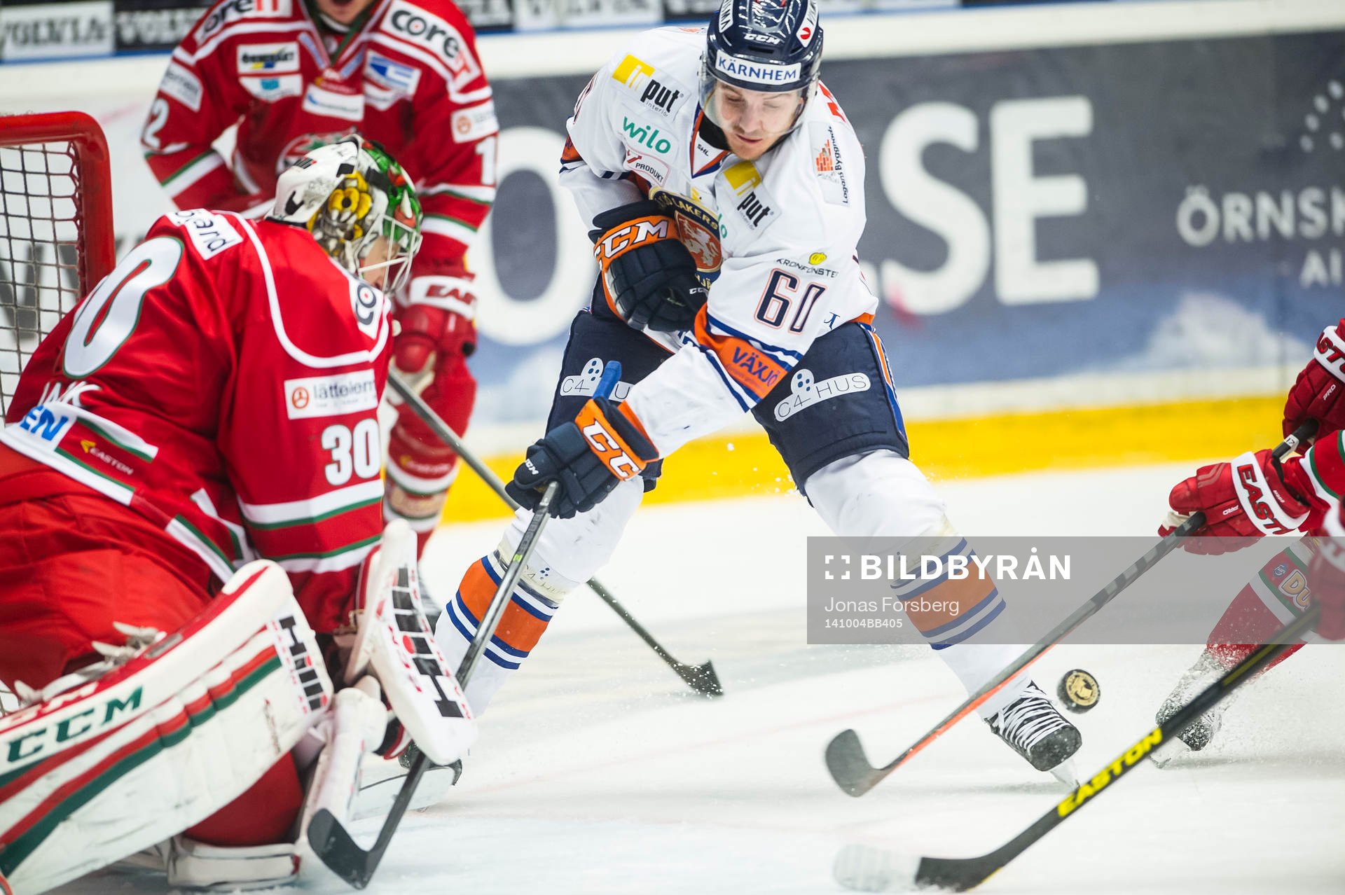 Växjös Erik Josefsson  försöker ta pucken förbi Modos