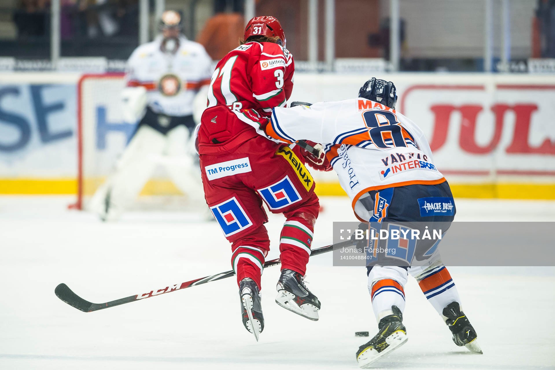 Växjös Ville Varakas  i kamp om pucken med Modos Joonas