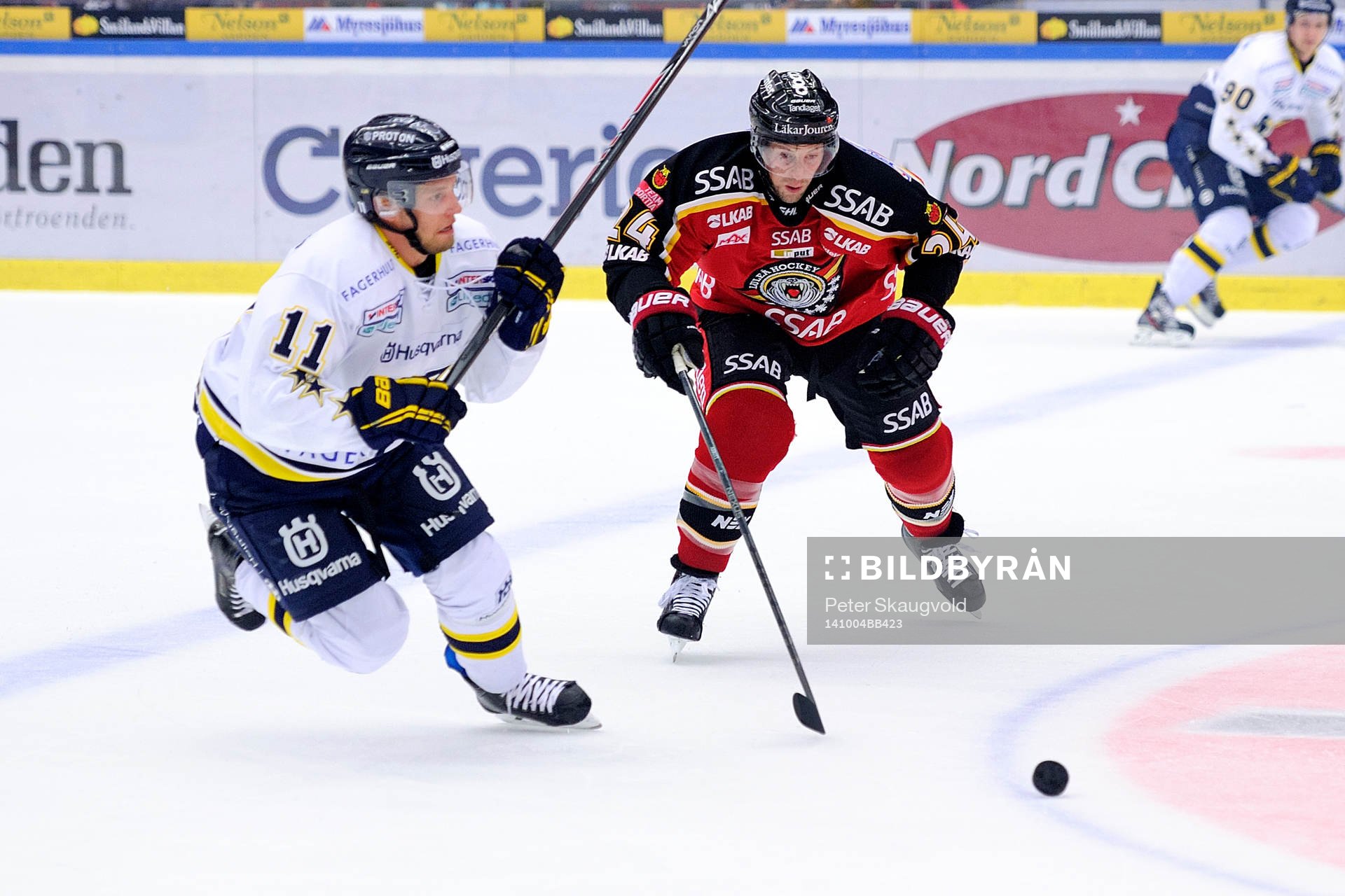 s Calle Ridderwall i kamp om pucken med Luleås Cam Abbott