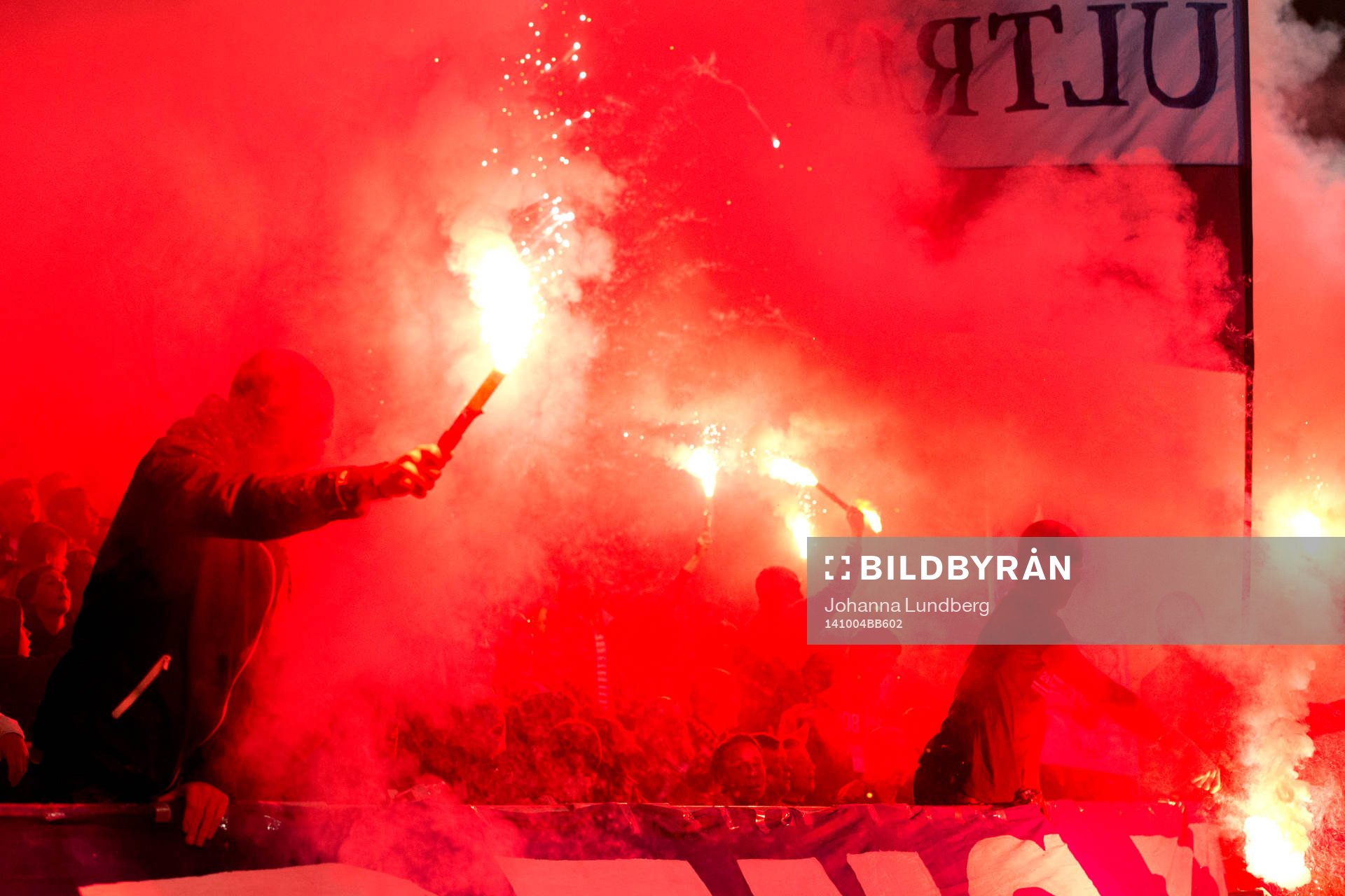 Djurgårdens supportrar med bengaler