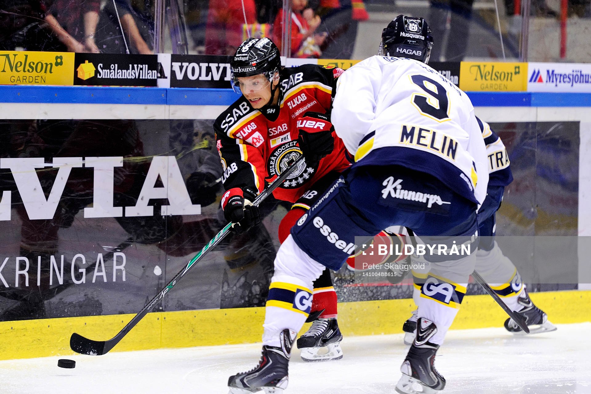 Luleås Markus Oscarsson i kamp vid sargen