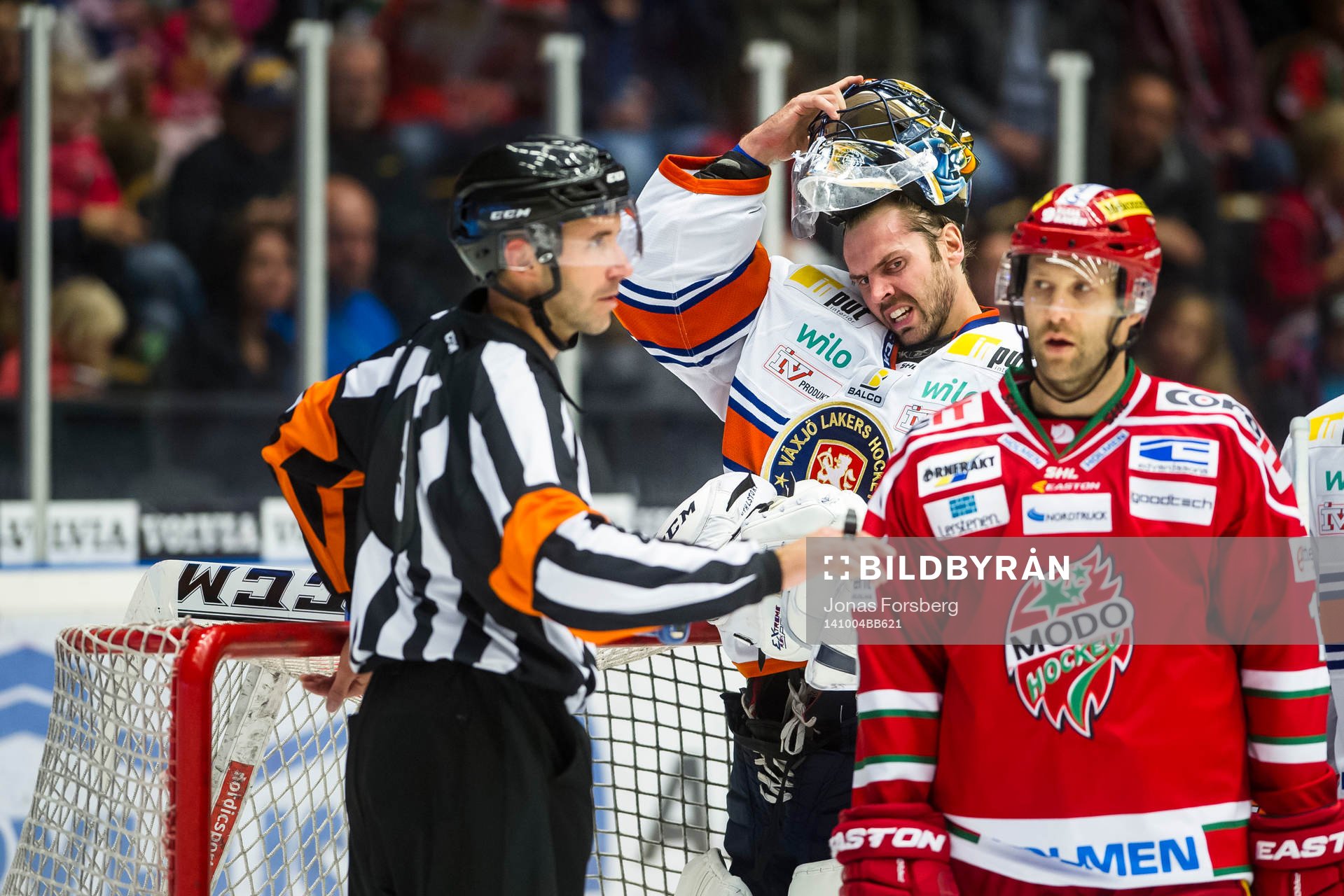 Växjös målvakt Cristopher Nihlstorp fick något i ögat