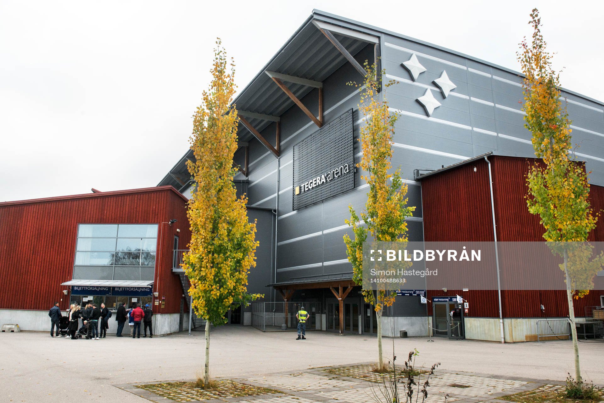 Utanför Tegera Arena före ishockeymatchen i SHL mellan