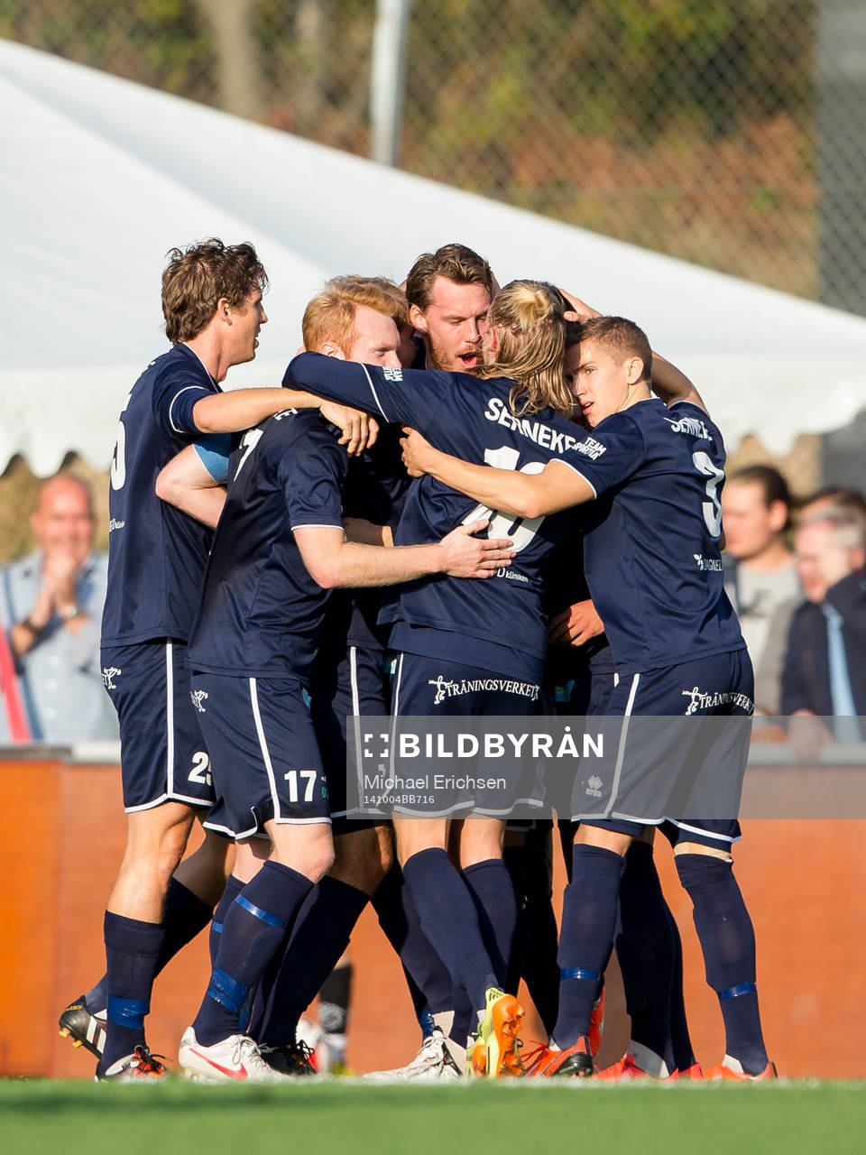 Jubel i Utsikten efter att Joakim Edström kvitterat till 1-1 under fotbollsmatchen i div 1 södra mellan Utsikten - Örgryte den 4 oktober 2014 i Göteborg.