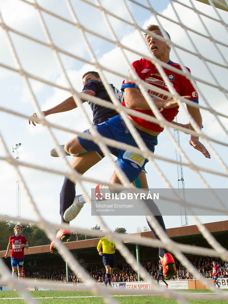 Utsiktens Luka Mijaljevic nickar in 2-1 i kamp med Örgrytes Tobias Bratt under fotbollsmatchen i div 1 södra mellan Utsikten - Örgryte den 4 oktober 2014 i Göteborg.