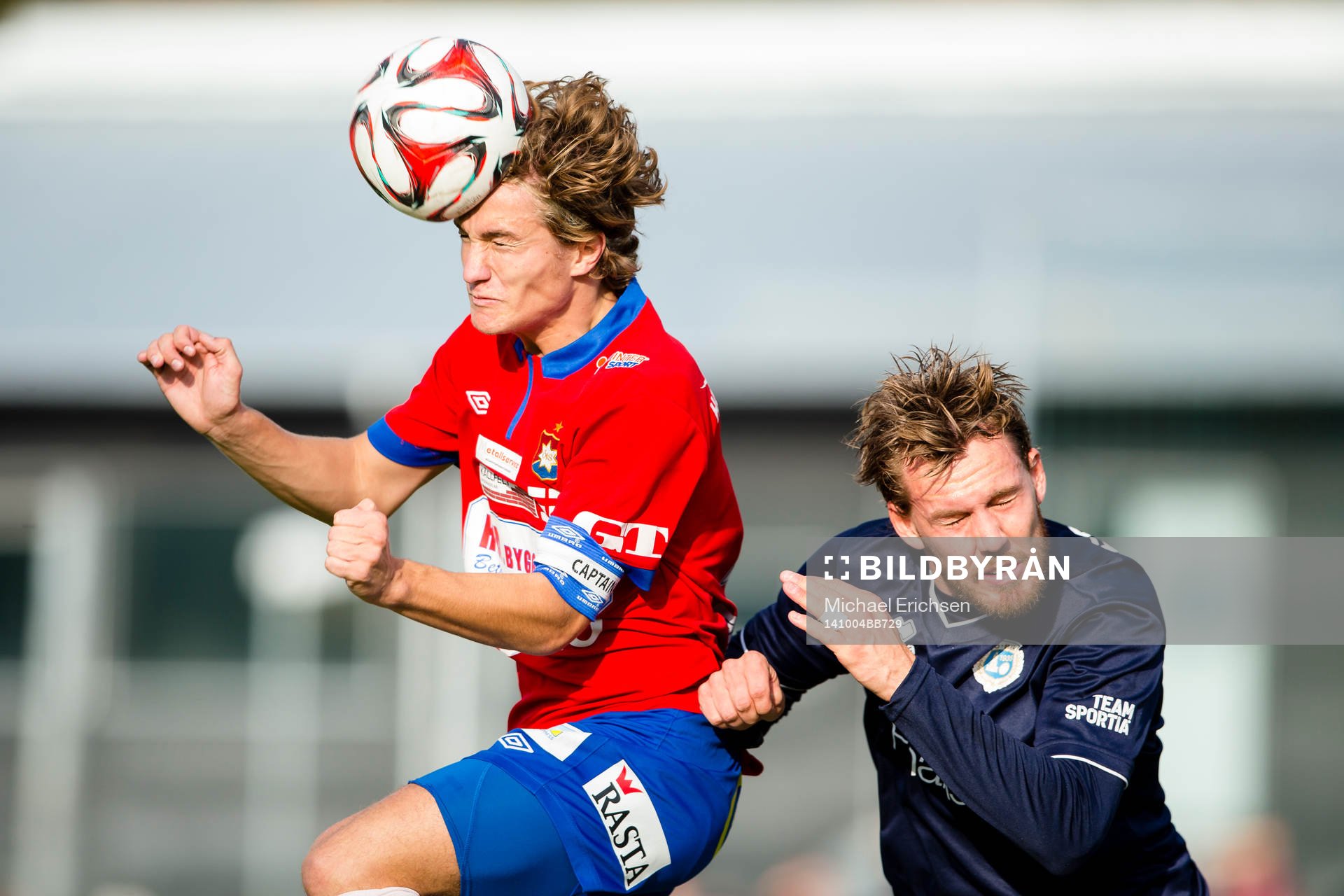 Örgrytes Jakob Lindström vinner en nickduell mot