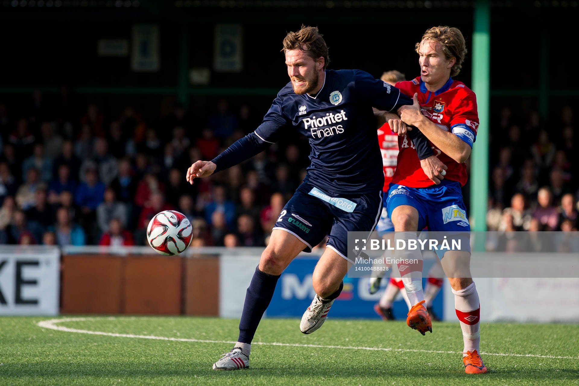 Utsiktens Anders Mogren i kamp om bollen med Örgrytes Jakob Lindström under fotbollsmatchen i div 1 södra mellan Utsikten - Örgryte den 4 oktober 2014 i Göteborg.