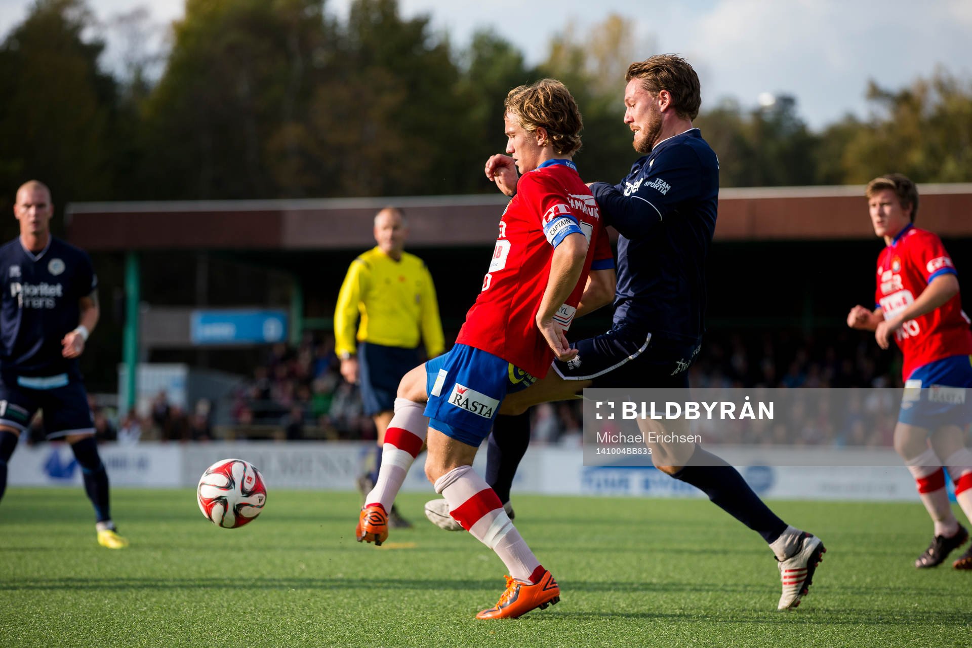 Örgrytes Jakob Lindström i kamp med Utsiktens Anders Mogren under fotbollsmatchen i div 1 södra mellan Utsikten - Örgryte den 4 oktober 2014 i Göteborg.
