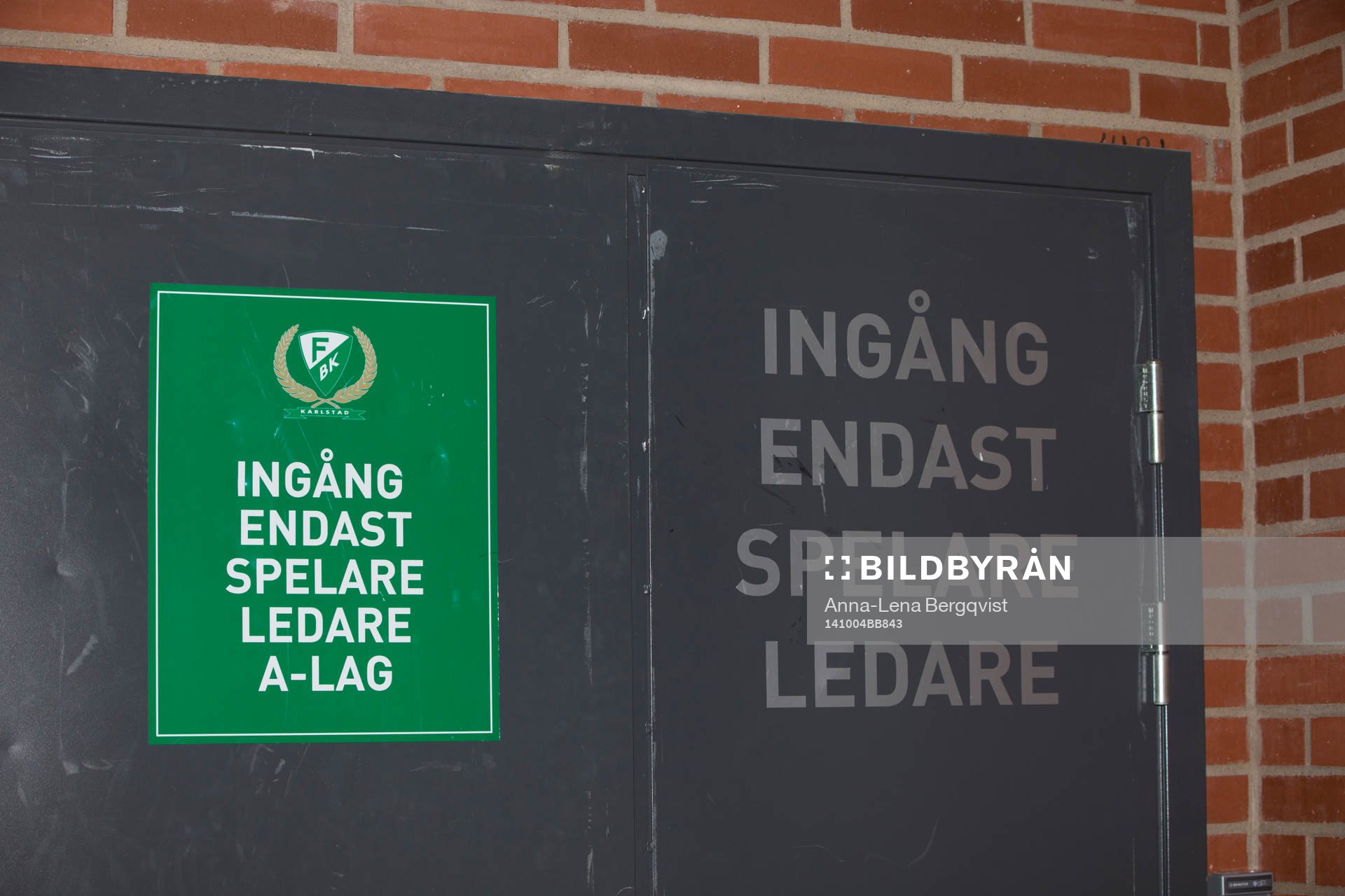 Stängd dörr till omklädningsrummet i Löfbergs Arena