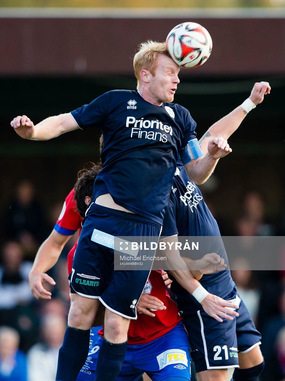 Utsiktens Robin Jonsson når högst i luften under fotbollsmatchen i div 1 södra mellan Utsikten - Örgryte den 4 oktober 2014 i Göteborg.