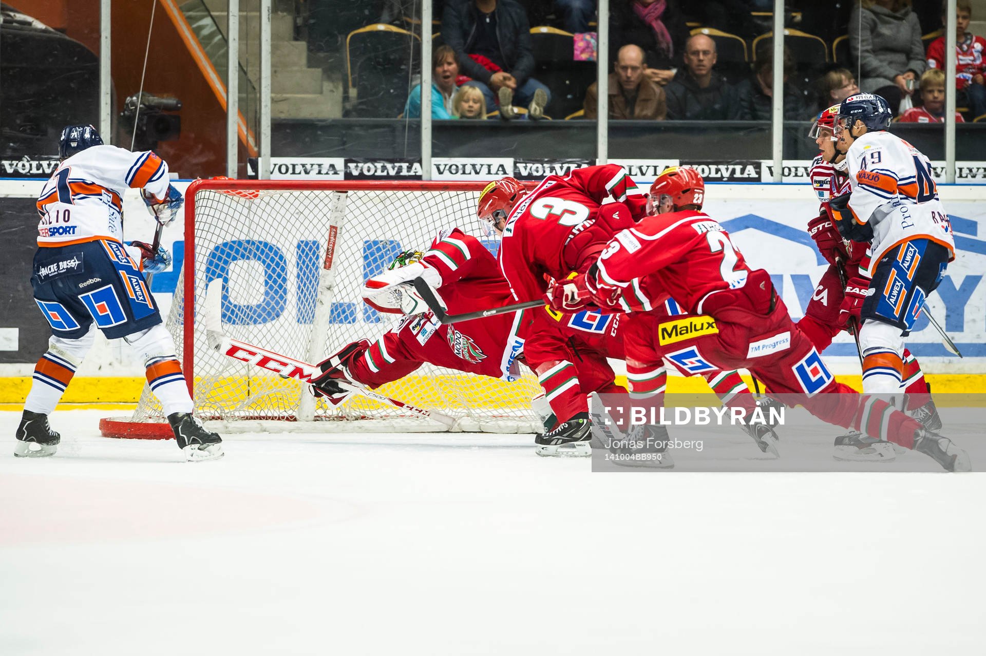 Växjös Tomi Kallio gör 0-5 målet på Modos målvakt