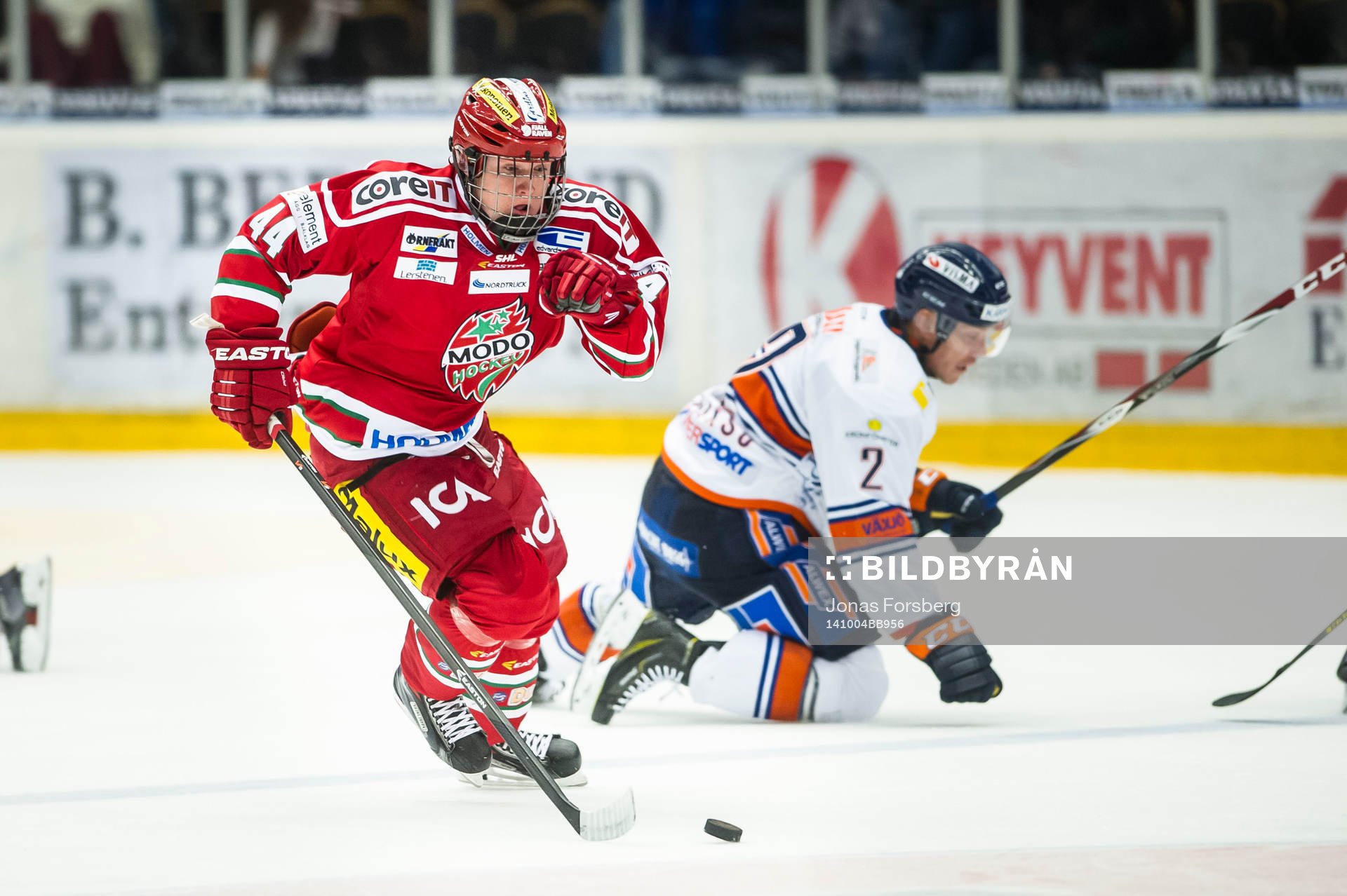 Modos Carl Grundström kämpar mot Växjös Teemu Laakso