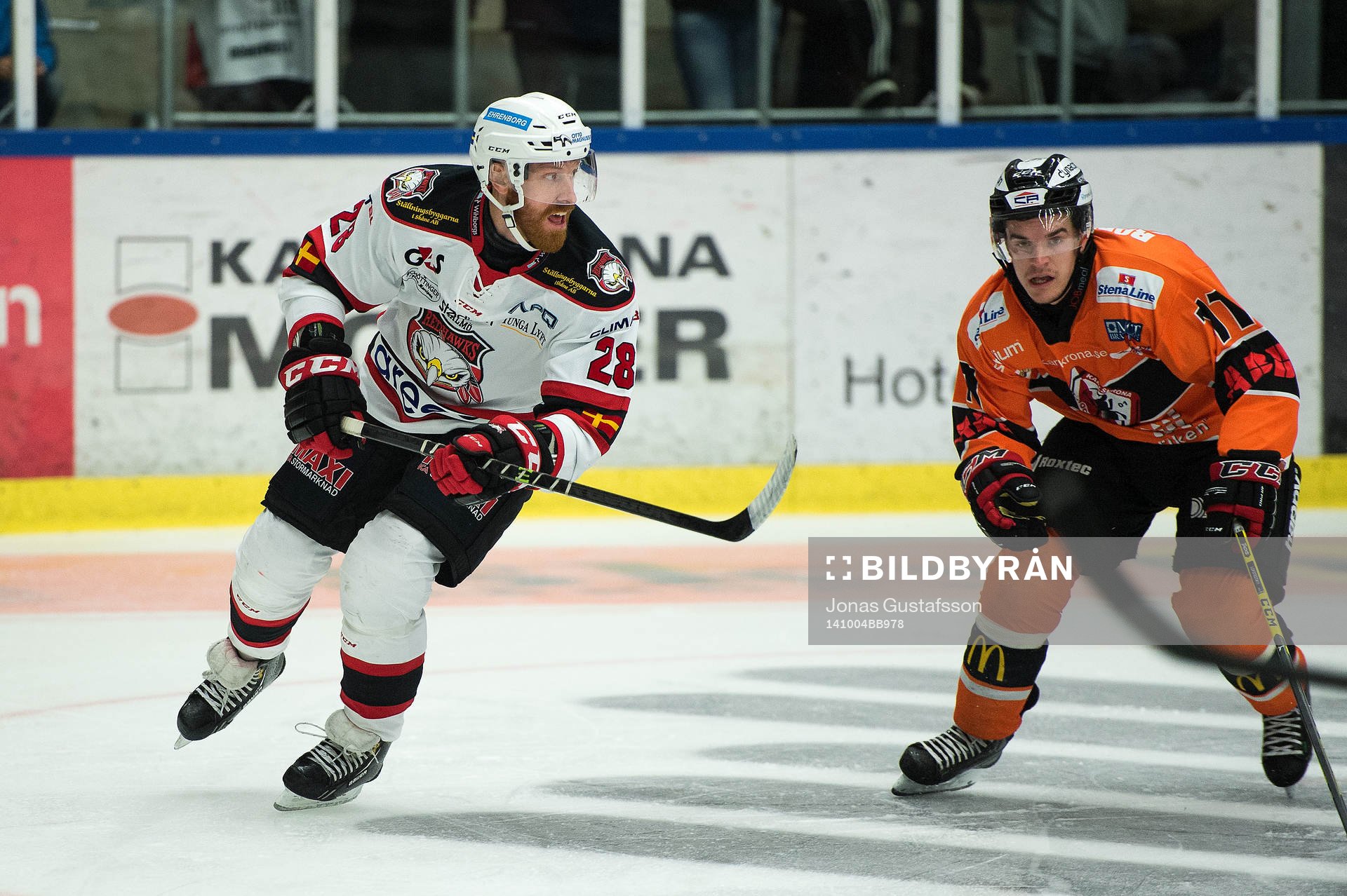 Malmö Redhawks Jens Olsson och Karlskronas Victor Löfstedt