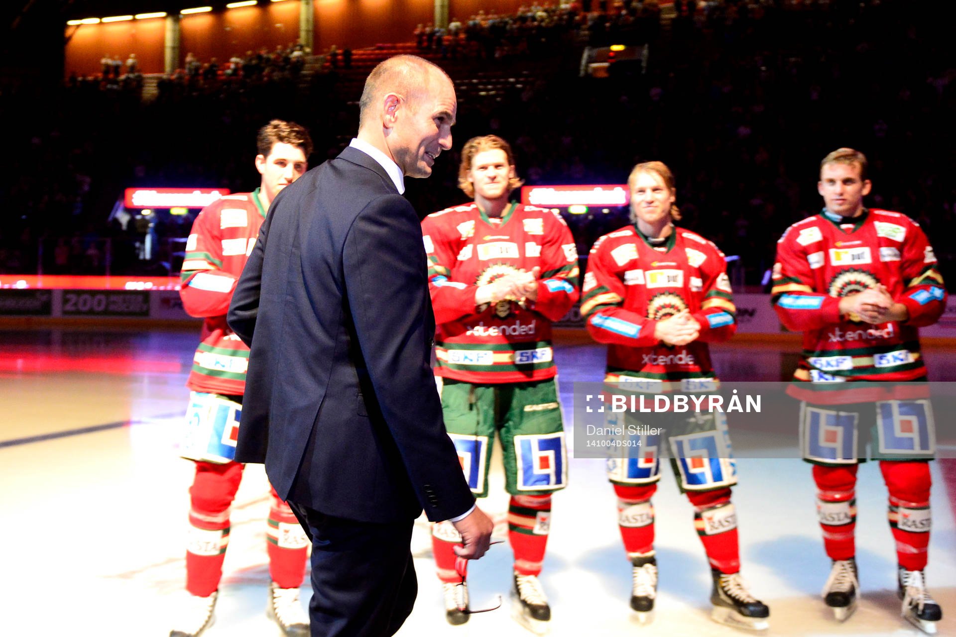 Frölundas Patrik Carnbäck hyllas innan  ishockeymatchen i
