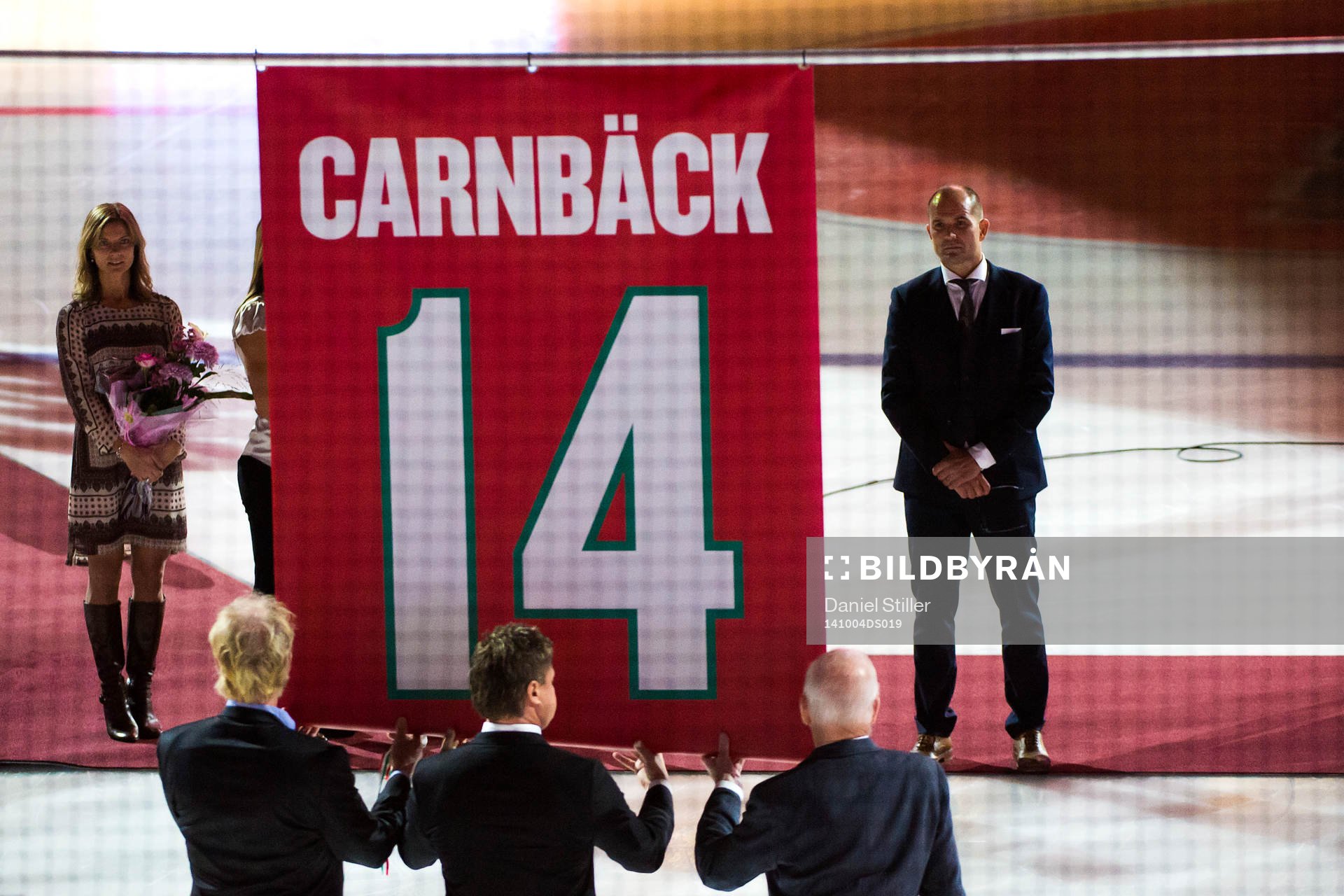 Patrik Carnbäck får sin tröja hissad innan