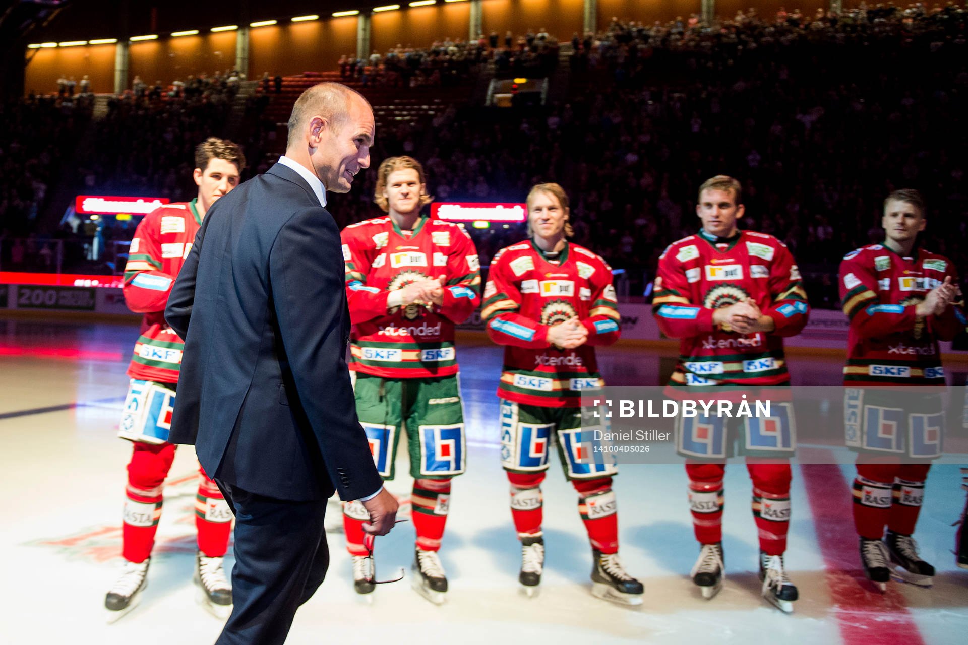 Patrik Carnbäck hyllas och får sin tröja hissad innan
