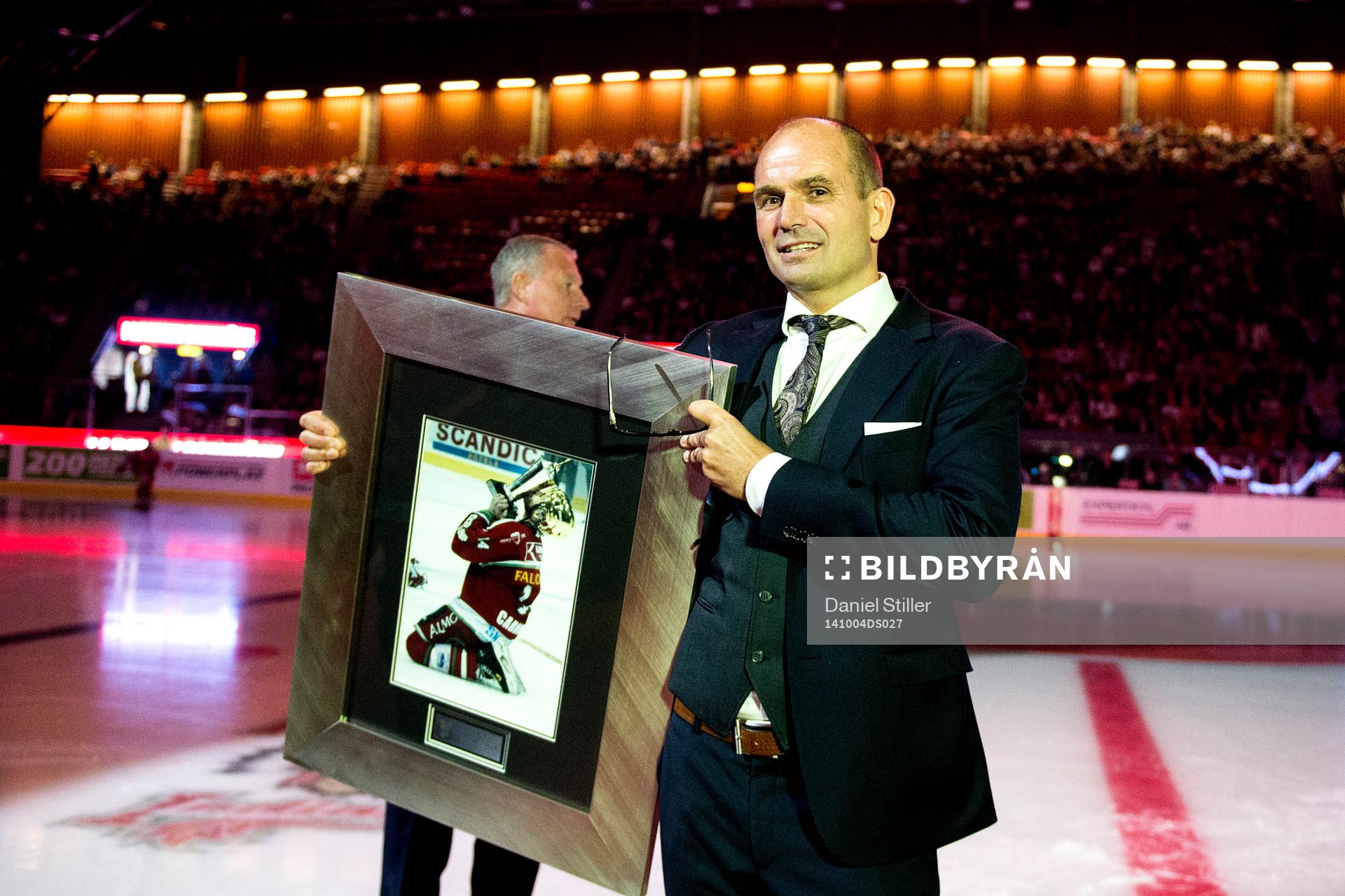 Patrik Carnbäck hyllas och får sin tröja hissad innan