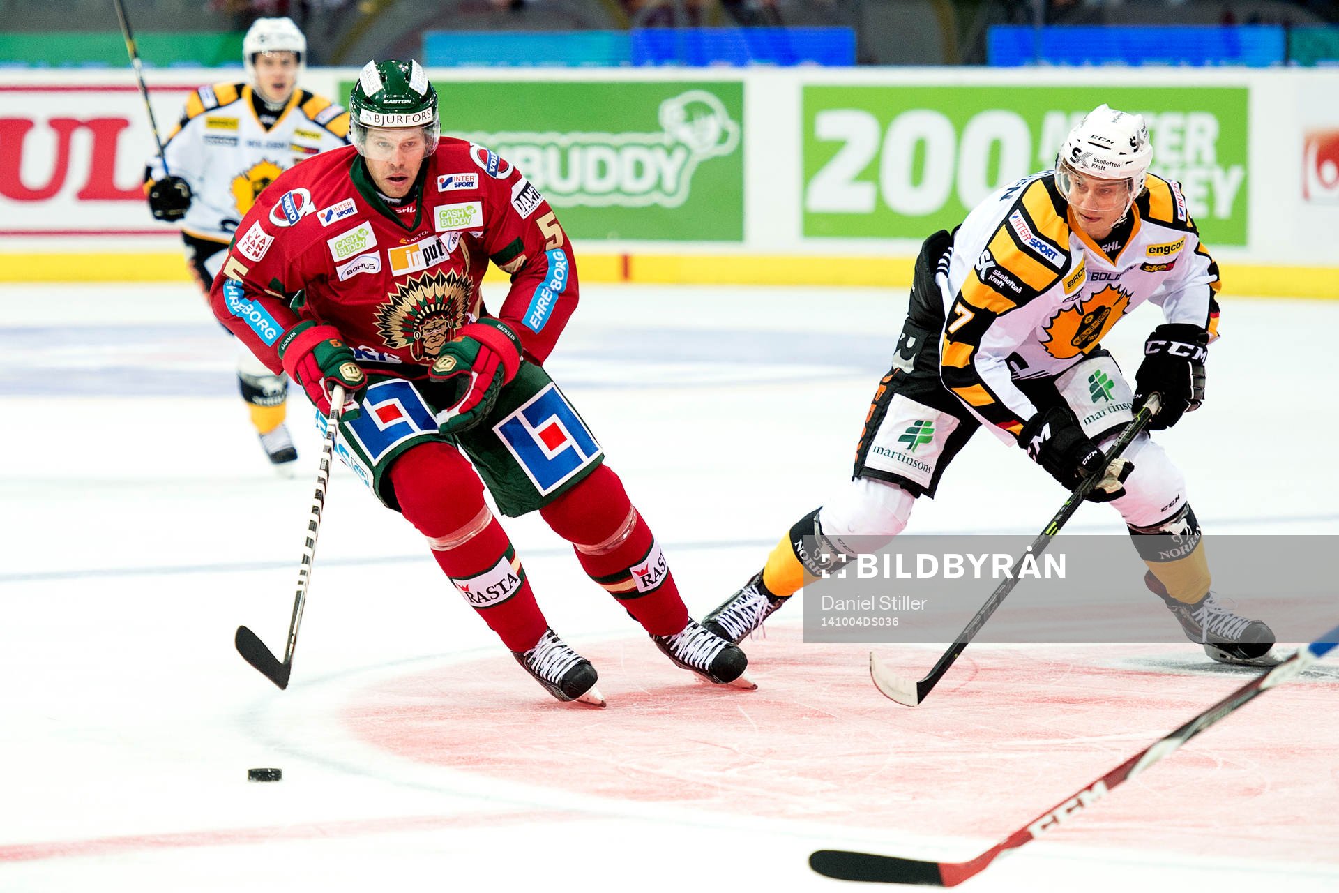 Frölundas Christian Bäckman går förbi Skellefteås