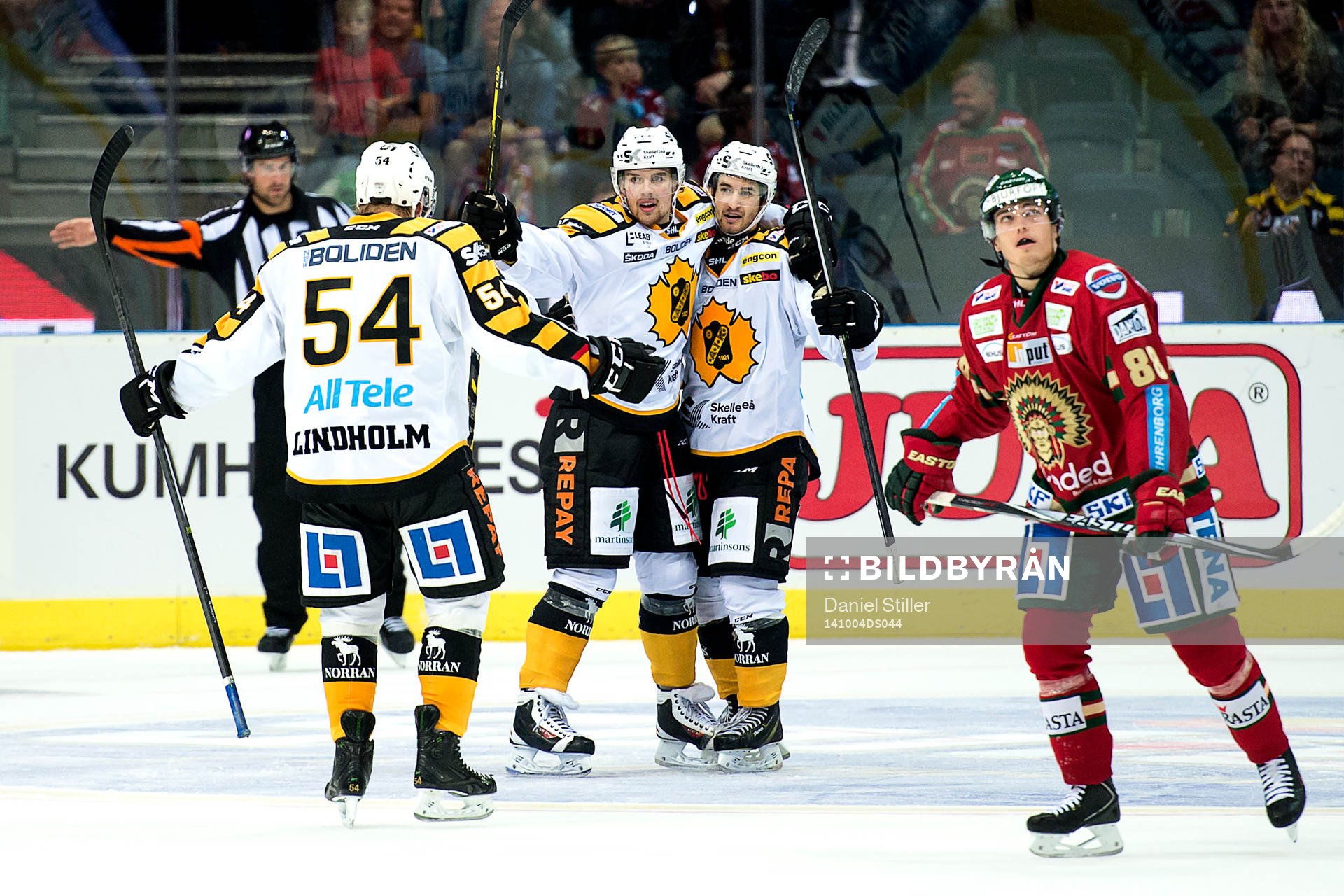 Skellefteås Axel Holmström (i mitten) jublar